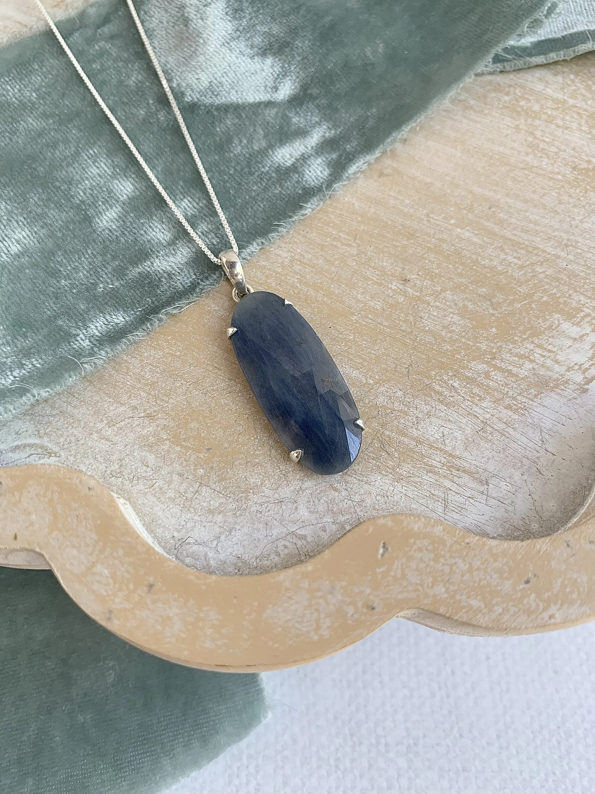 Mellow Rough Bleu Sapphire Silver Necklace