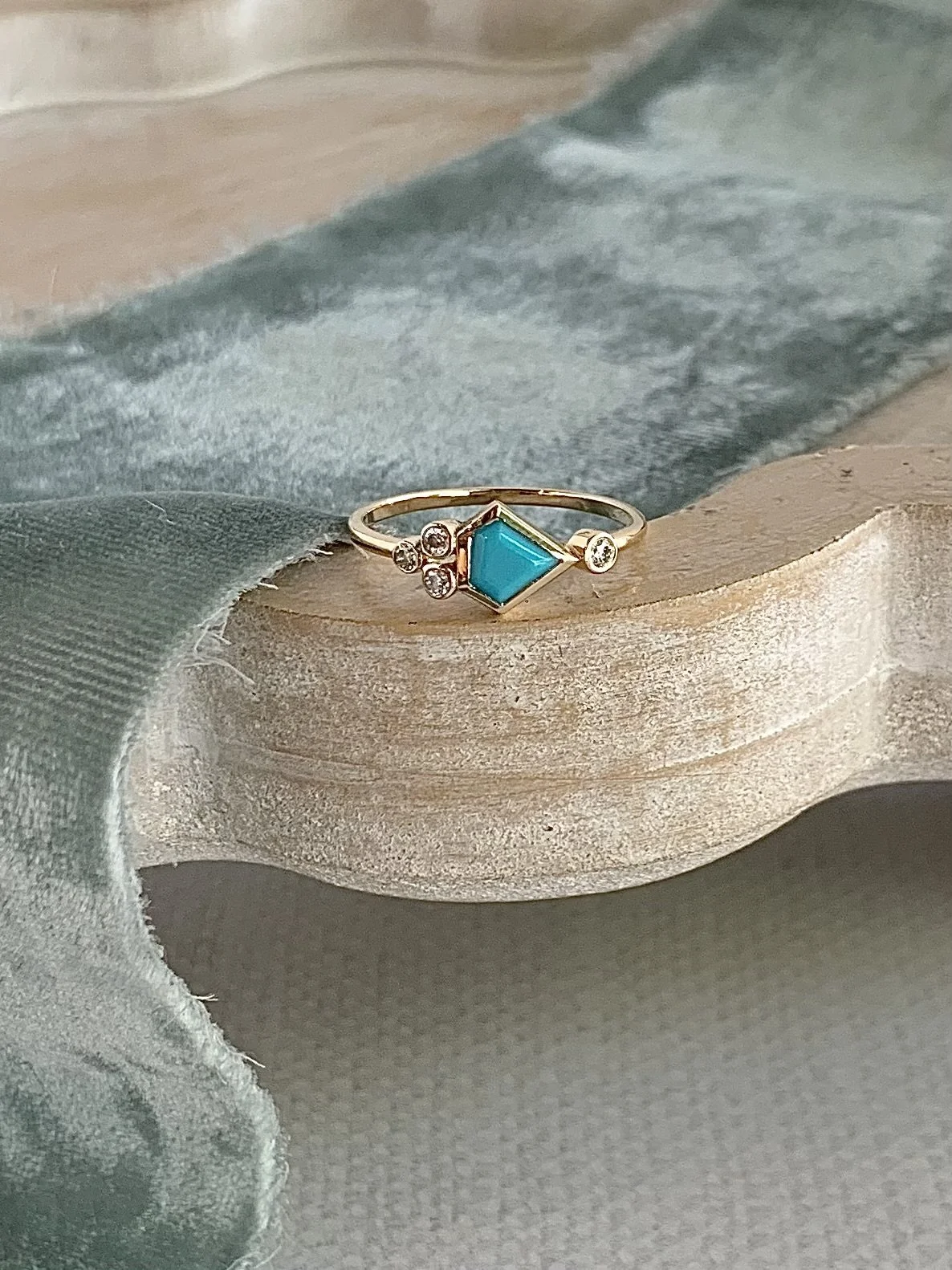 Kite Turquoise Diamond 18k Yellow Gold Ring