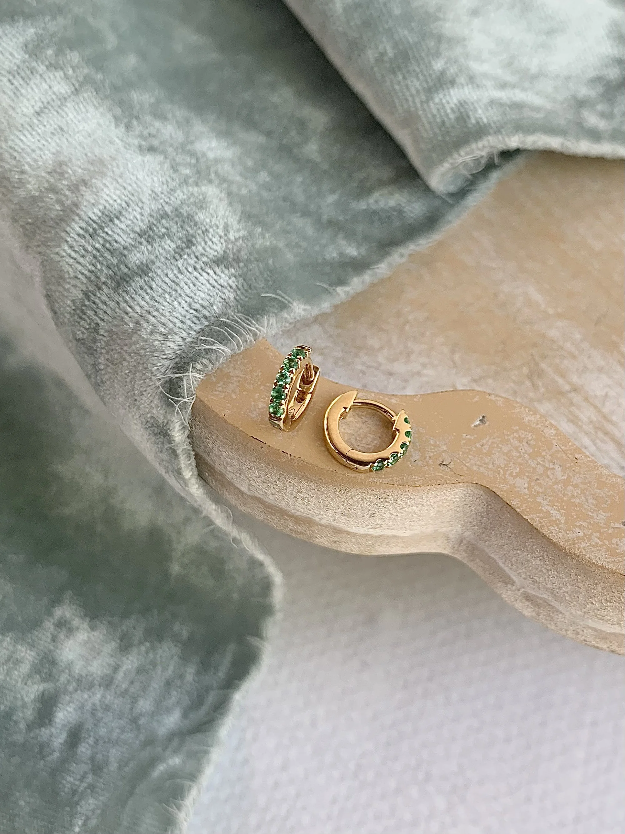 emerald .23ctw 9.5mm 18k yellow huggie $695.00 code ce40076em.jpg
