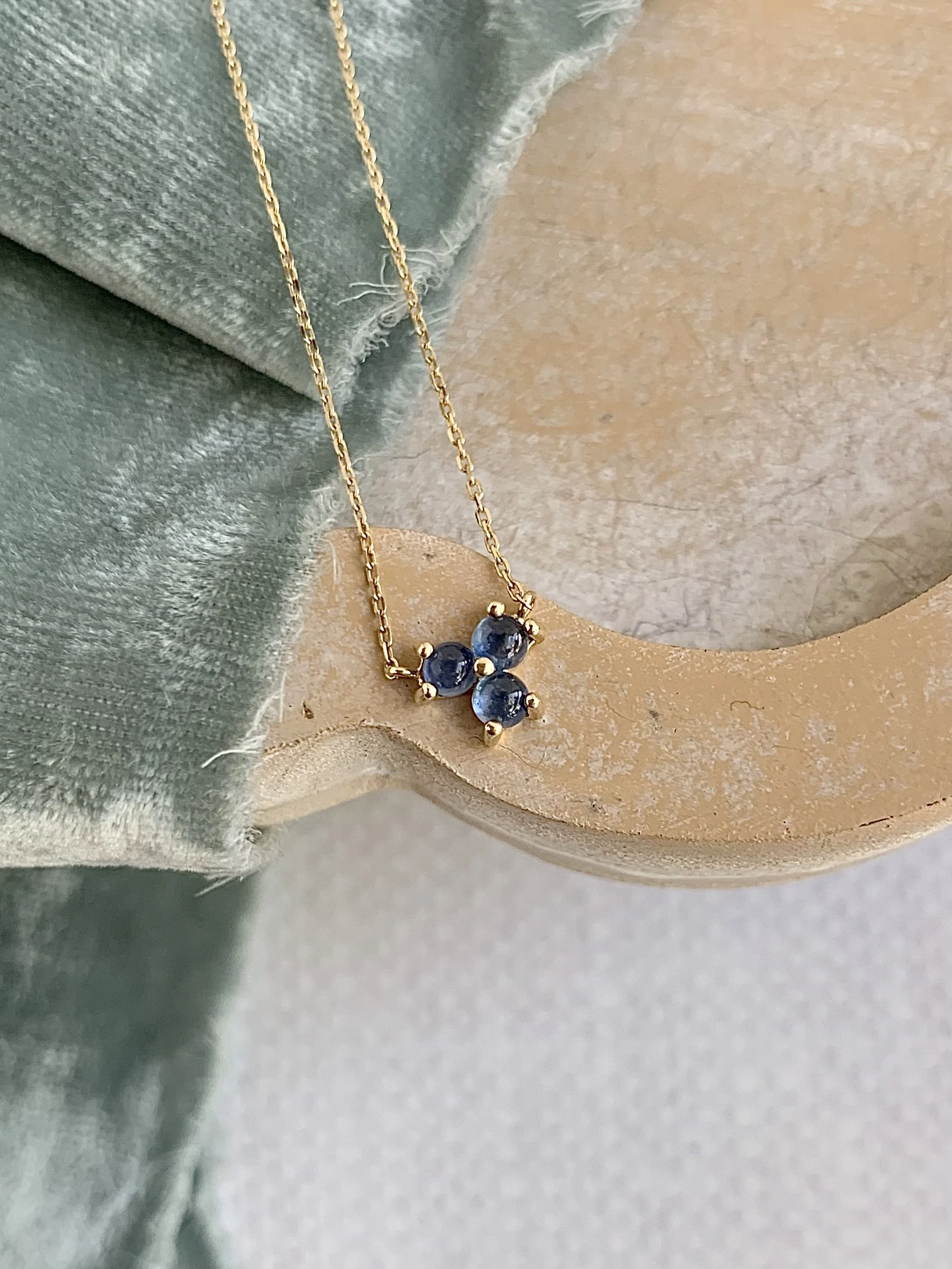 Prong Set 14k Yellow Gold Sapphire Clover Necklace