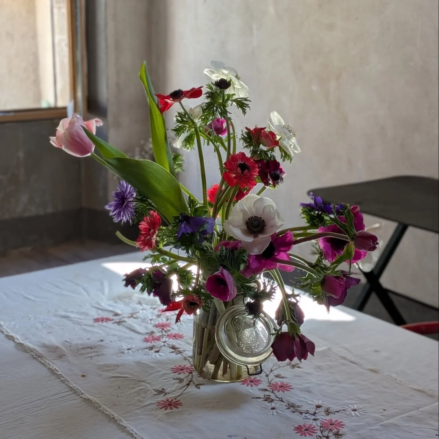 💐 Aujourd'hui fut une journ&eacute;e particuli&egrave;re, 
Notre premier atelier Floral dans nos nouveaux locaux, 
Baptis&eacute;s par ma Beautiful @billynou, avec les beaut&eacute;s fleuries de @les.fleurs.du.grillon

L'id&eacute;e est d'avoir un e