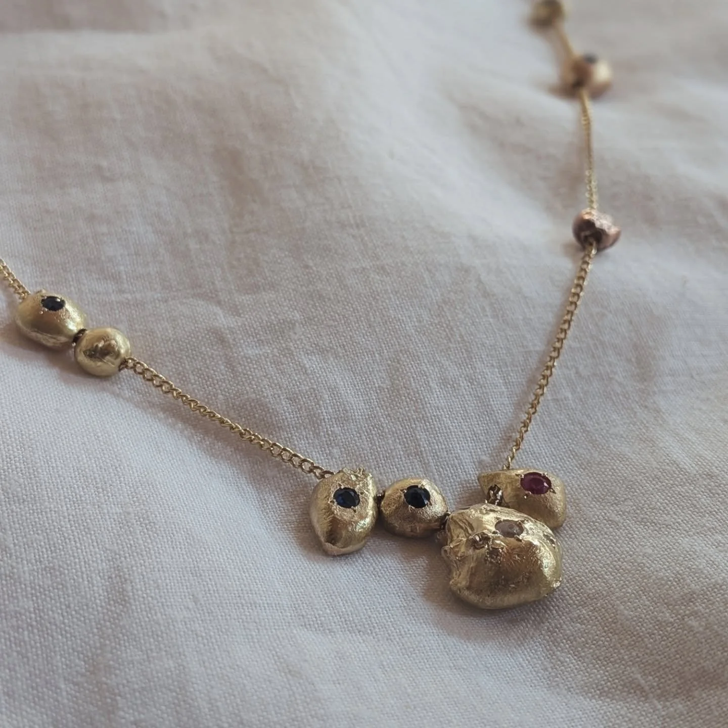 Ce genre de projet de folie 🔥

L'id&eacute;e ? Dani&egrave;le m'a d&eacute;pos&eacute; des anciens bijoux en or de famille qu'elle n'avait pas forc&eacute;ment envie de porter et nous a demand&eacute; une nouvelle cr&eacute;ation, brute, originale &