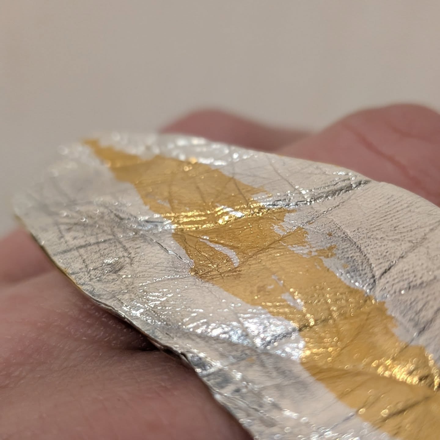 Or &amp; Argent, sur paume de soi 🤍

Une bague exceptionnelle pour Laurence, c'est g&eacute;nial de travailler parfois sur des pi&egrave;ces plus imposantes, laissant place au motif, et aux textures. 

Le tout, juste parsem&eacute; d'un peu d'or.