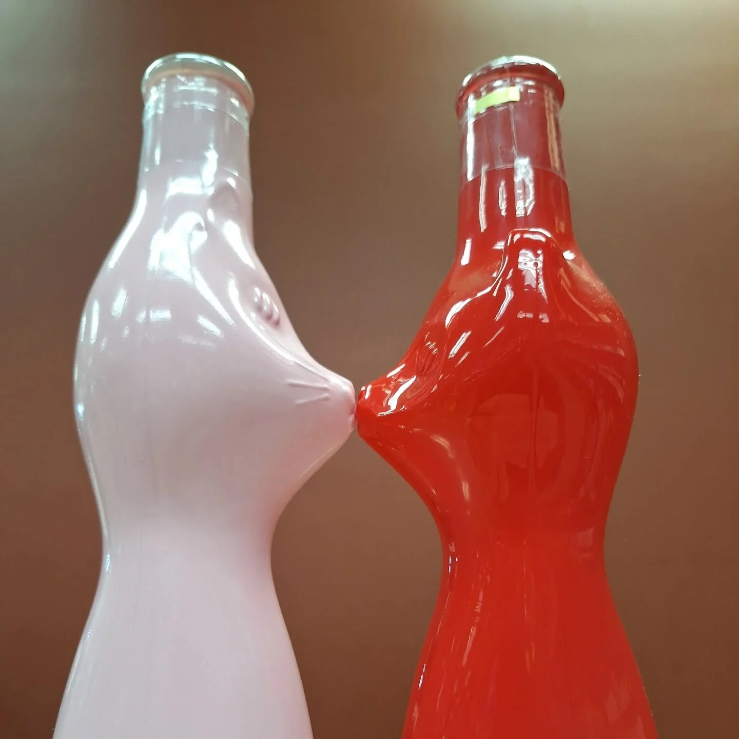 KISS! These #kitty bottles of riesling make for the perfect romantic addition to your #valentinesday. #wine #ontherocksliquor #lawrenceks