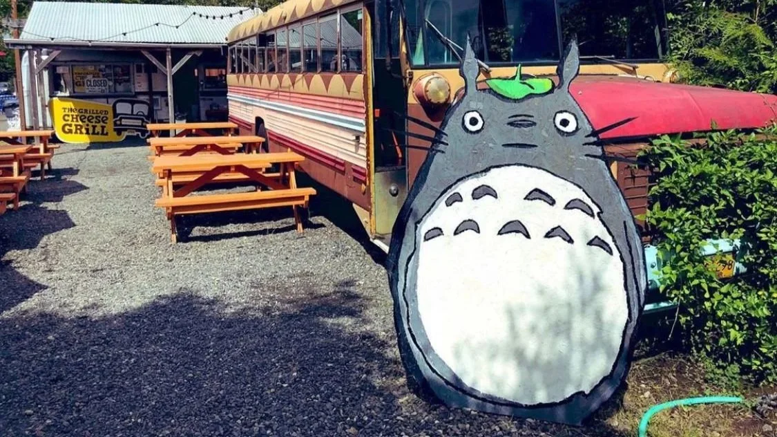 One of Mike Bennett's earlier works, creating a scavenger hunt of cartoon characters scattered throughout the city. Here the largest Totoro hides in plain site next to the Grilled Cheese Grill.