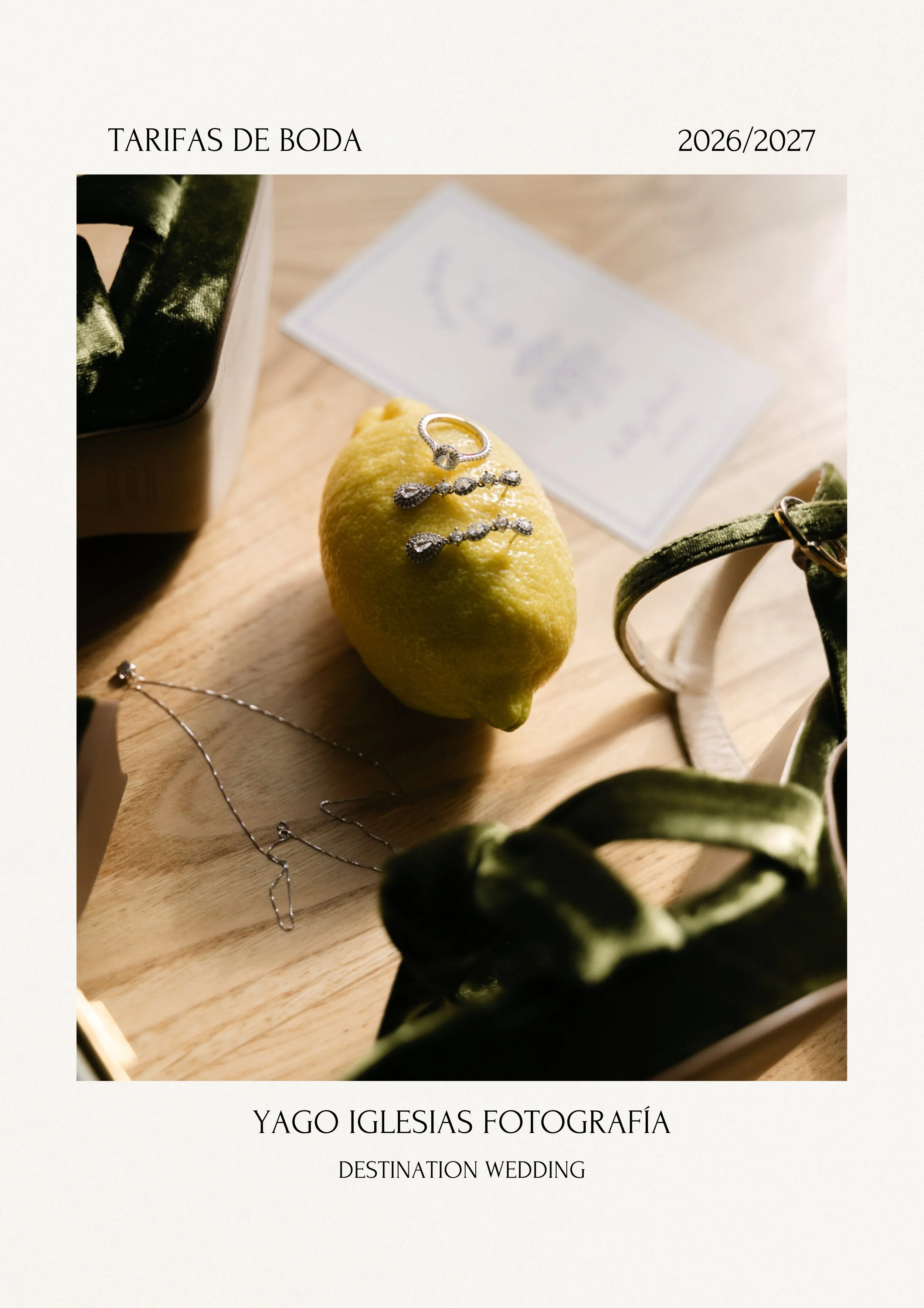 Tarifa de precios para bodas del año 2026-2027, con una foto de joyería y un limón sobre una mesa de madera, acompañada de plantas verdes y una tarjeta en segundo plano.