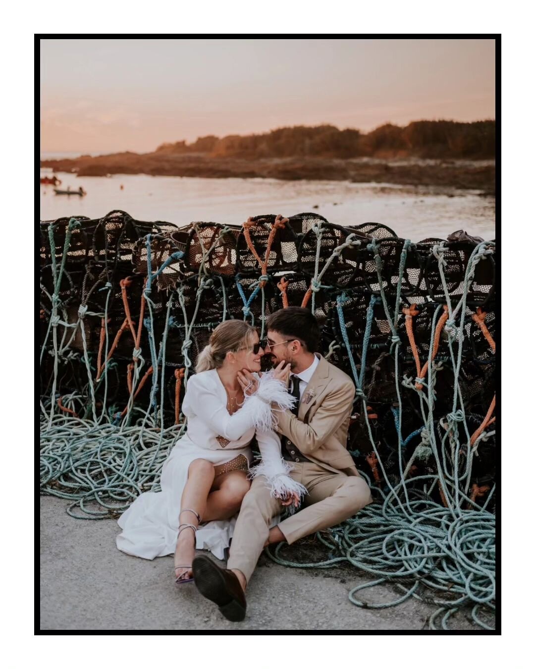 En cuanto llegu&eacute; al puerto de Oia y vi esas nasas ten&iacute;a claro que  hab&iacute;a que hacer unas fotos ah&iacute; y m&aacute;s con el look tan guapo que ten&iacute;an en su postboda @paulasousi y @adigonzalezzz 

Y vosotros que sois &ique