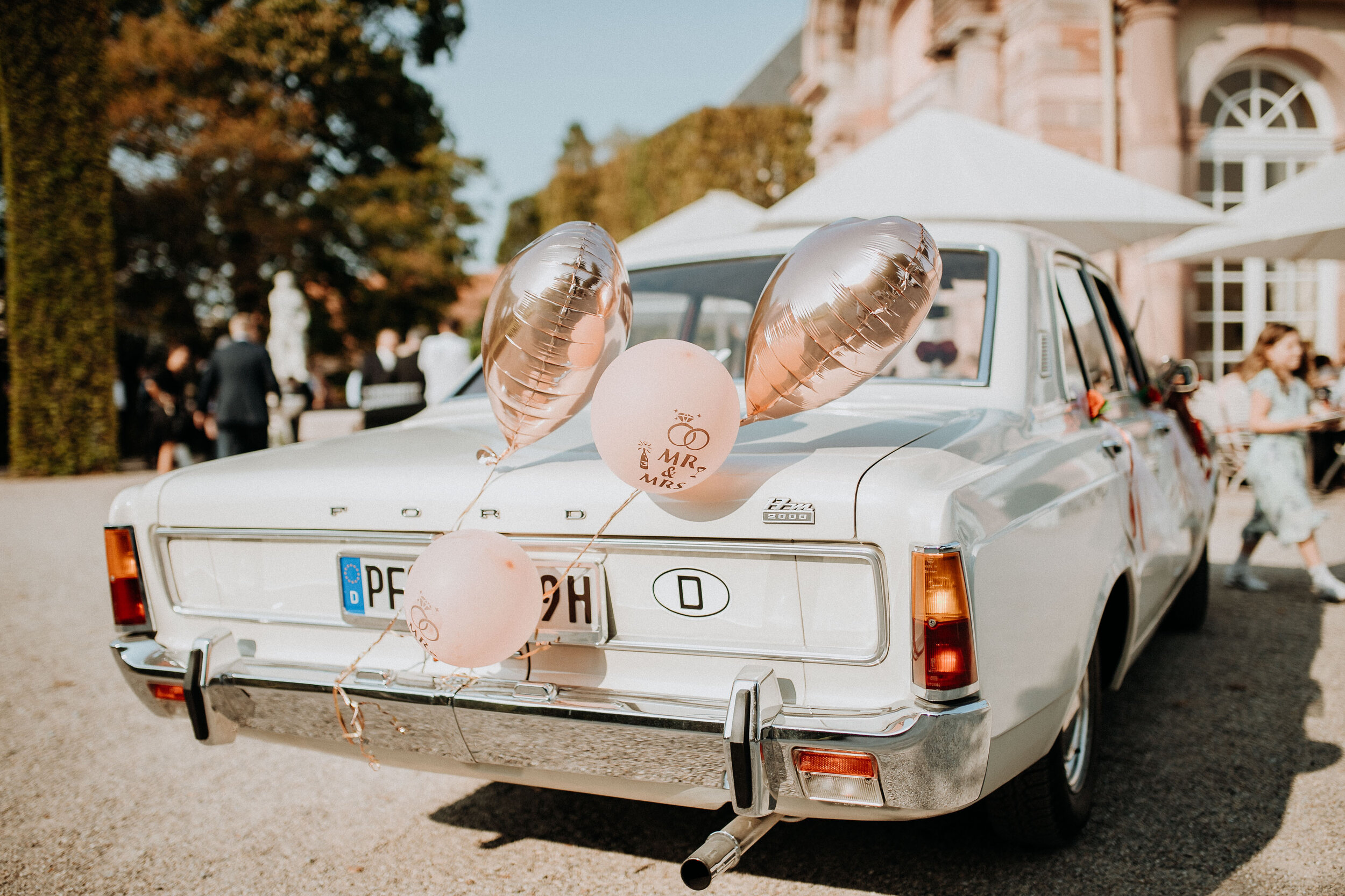  Geschmücktes Hochzeitsauto fotografiert während einer Hochzeitsreportage  