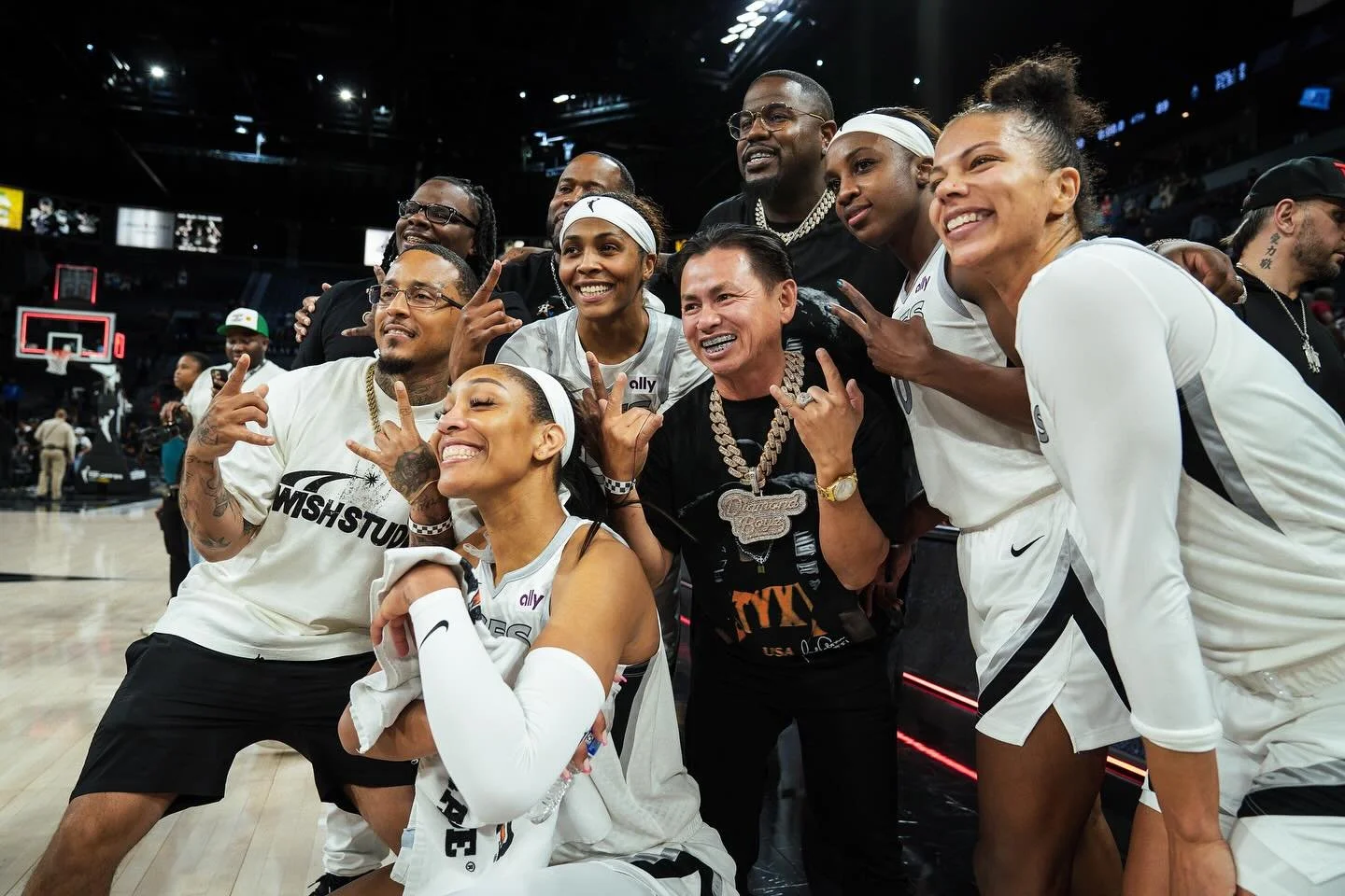 In both life and photography, being in the right place at the right time is not about luck, but about seeing the opportunity in every moment and being ready to capture it. @__offthelensproduction