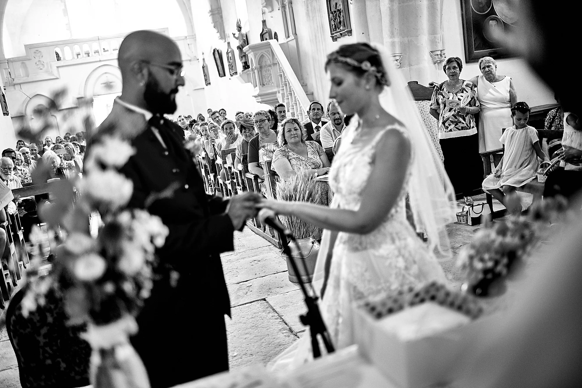Photographe de mariage à Auxerre en Bourgogne-Franche-Comté | A l'église