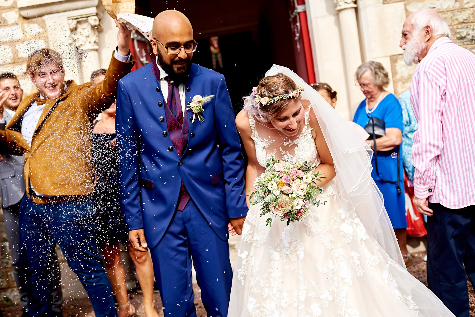 Photographe de mariage à Auxerre en Bourgogne-Franche-Comté | Sortie des mariés à l'église