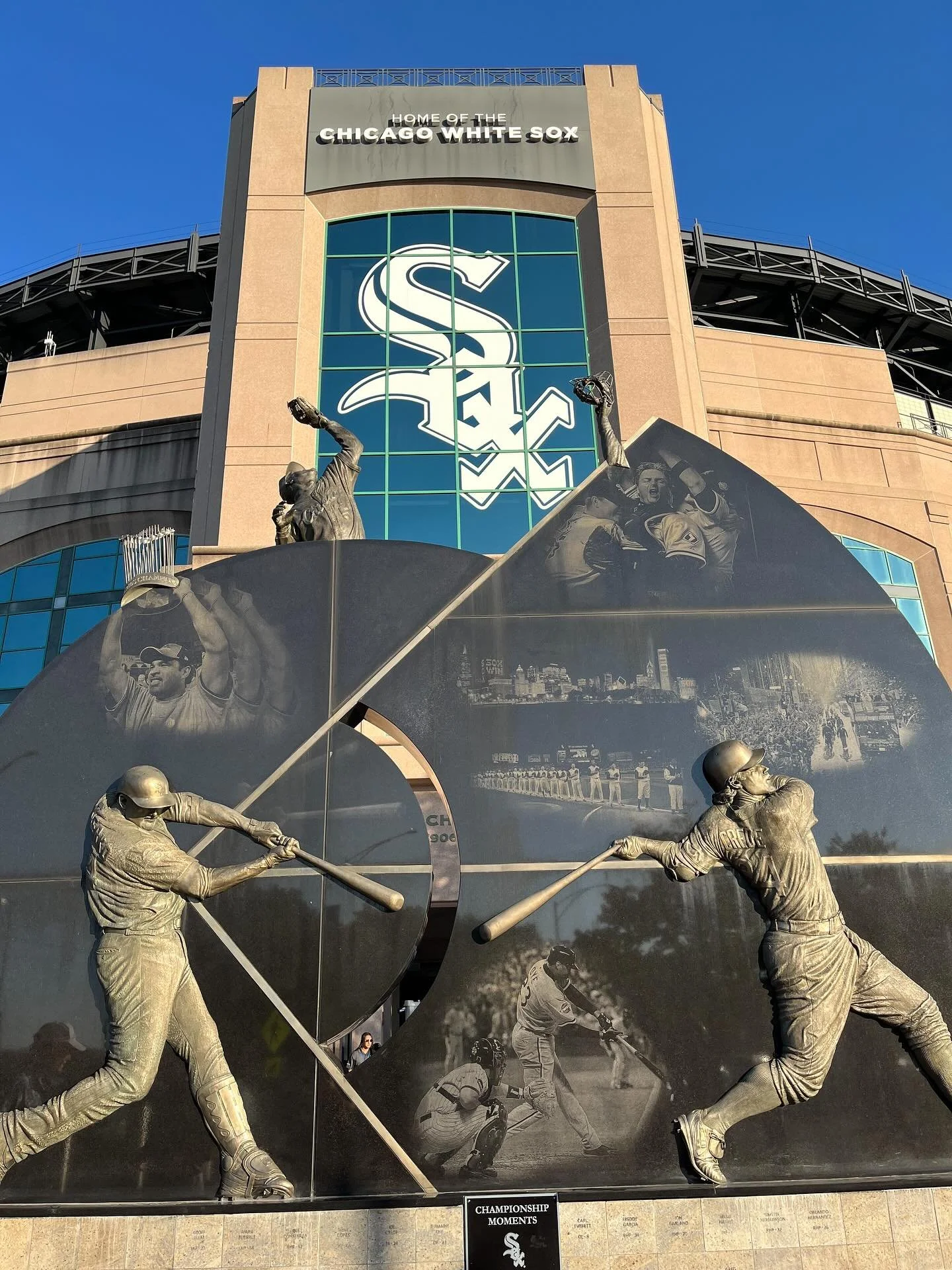 #chicago never disappoints!

Had a night here before heading to Wisconsin for work later on today. It&rsquo;s unseasonably hot and a dip in the lake with a colleague was a great way to start the morning.

Thanks must go to @kt___travels for sourcing 