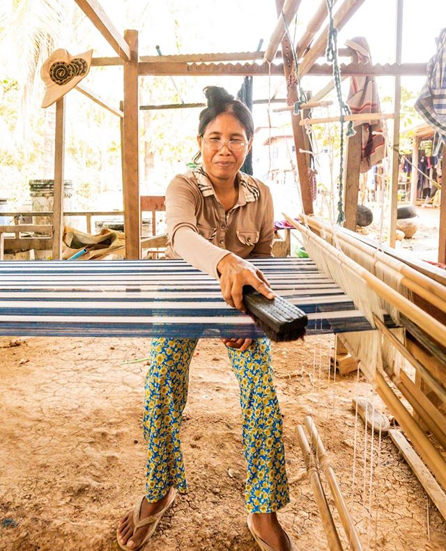 Scarf making magic in Cambodia @aktravels_usa ⁣
⁣
#cambodia #craft #artisans #scarfs #travels
