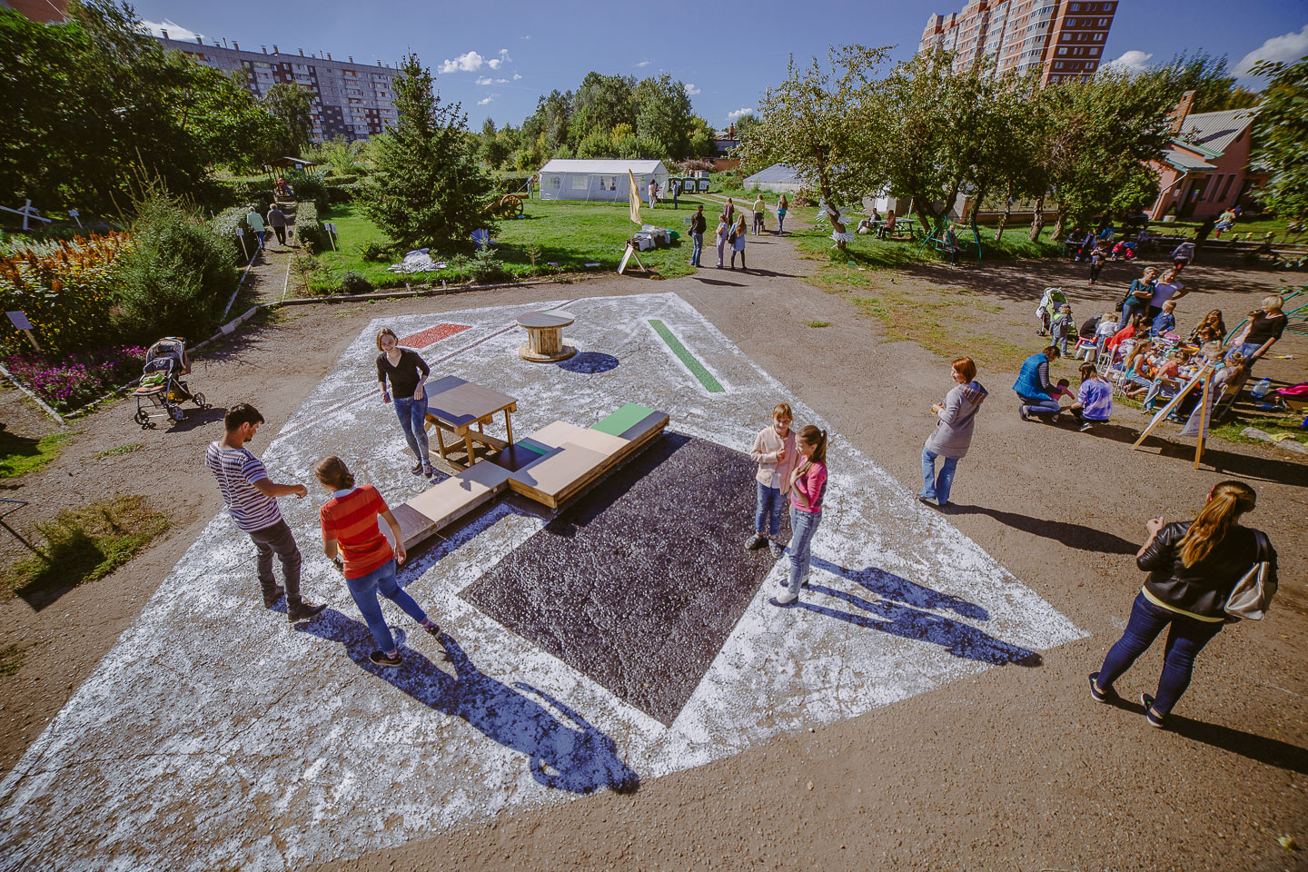 The public produces chages in the original arrangement of the objects