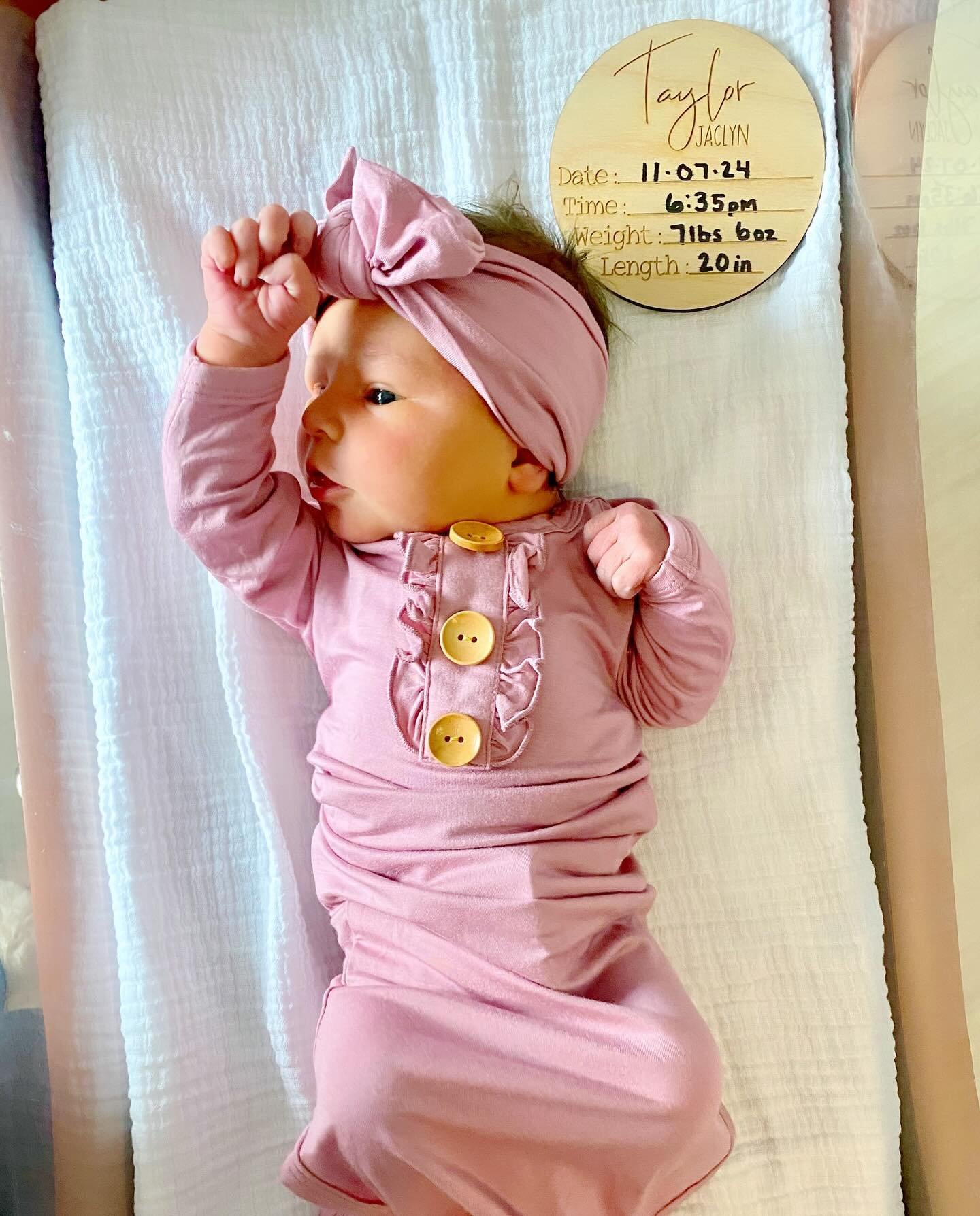 Taylor Jaclyn, you are everything and more!💕

11.07.24
7lbs 6oz
20in

Welcome to the world, sweet girl! We are all so in love!🤍