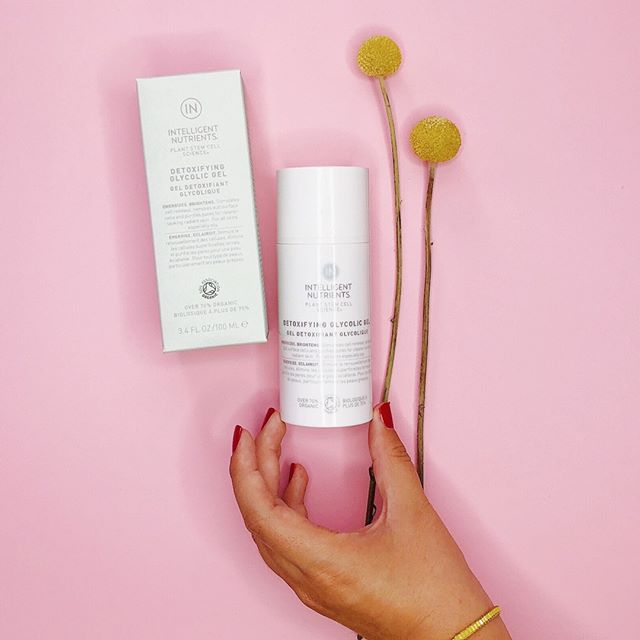 Træt af kedelig og grå hud med tendens til urenheder og gamle ar fra akne? Har du prøvet hvad behandling med en mild syre kan gøre for din hud? @Intelligentnutrients Glycolic Gel er lavet af naturlige ekstrakter fra sukkerrør. Denne plantebaserede gel med glukose fjerner forsigtigt døde og kedelige overfladeceller, stimulerer cellefornyelse og genopliver kollagen samtidig med at hudens udstråling øges.
⠀⠀⠀⠀⠀⠀⠀⠀⠀
Resultatet er en glat, ensartet hud med en smuk glød.
Produktet kan købes hos os på Frederiksberg eller på vores webshop 💋
⠀⠀⠀⠀⠀⠀⠀⠀⠀
100ml / 595,-
⠀⠀⠀⠀⠀⠀⠀⠀⠀
#beautyavenuedk #beauty #beautiful #cleanbeauty #organicbeauty #summer #summerglow #ecoluxe #sustainableluxury
