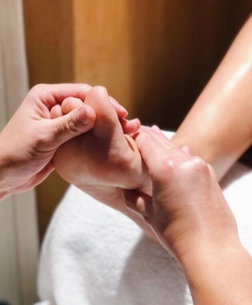 🦶🏽🫧💫 Vores &Oslash;kologiske Spa Pedicure er den dejligste m&aring;de at fork&aelig;le og forberede f&oslash;dder, underben og negle, inden du hopper i klipklapperne og p&aring; stranden🌊

Book din tid online - vi har tider den kommende uge!