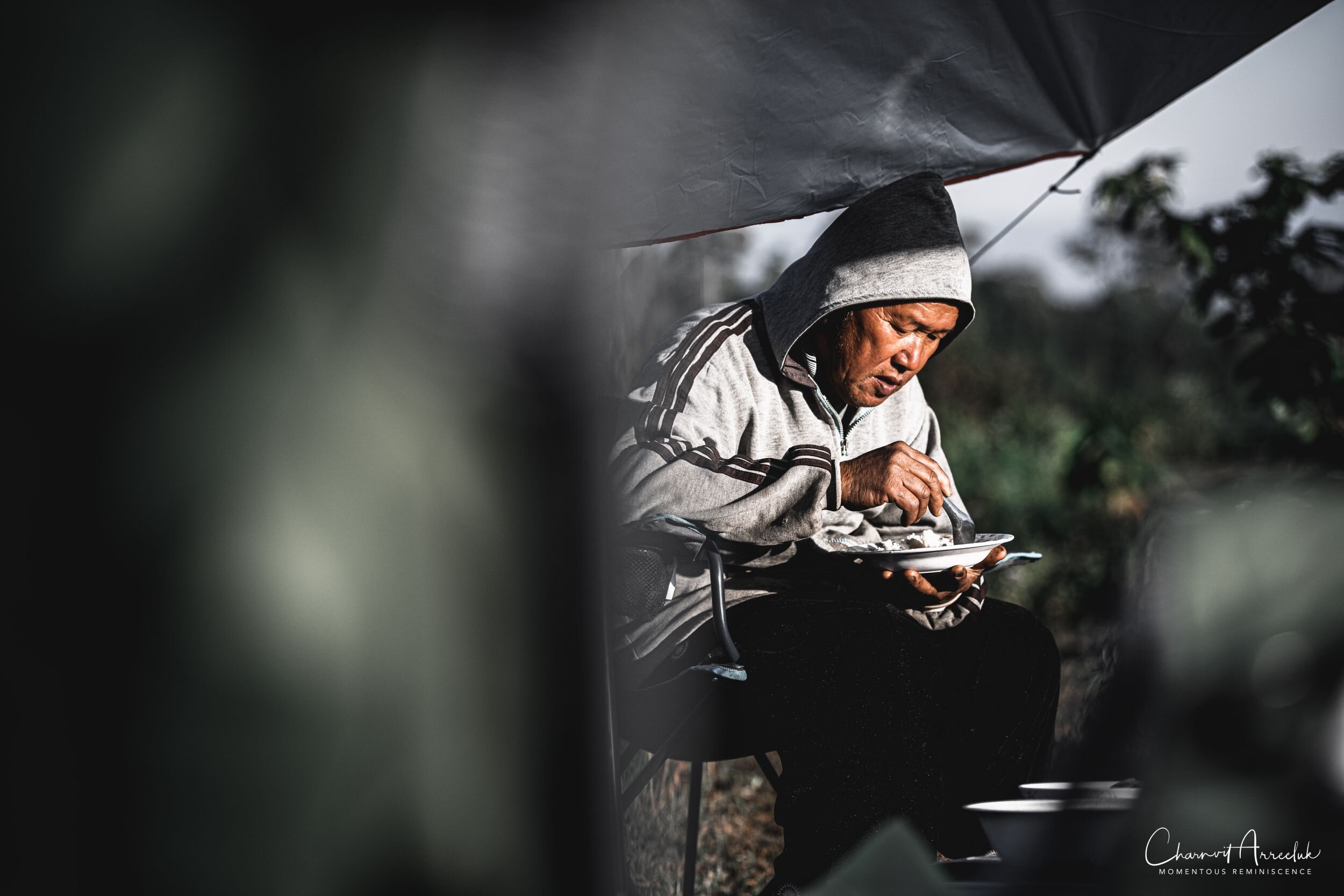 ลุงยิ่ง แสงสมิง ผู้เอื้อเฟื้อและอนุญาตให้เราใช้ที่ในการกางเต๊นท์ได้