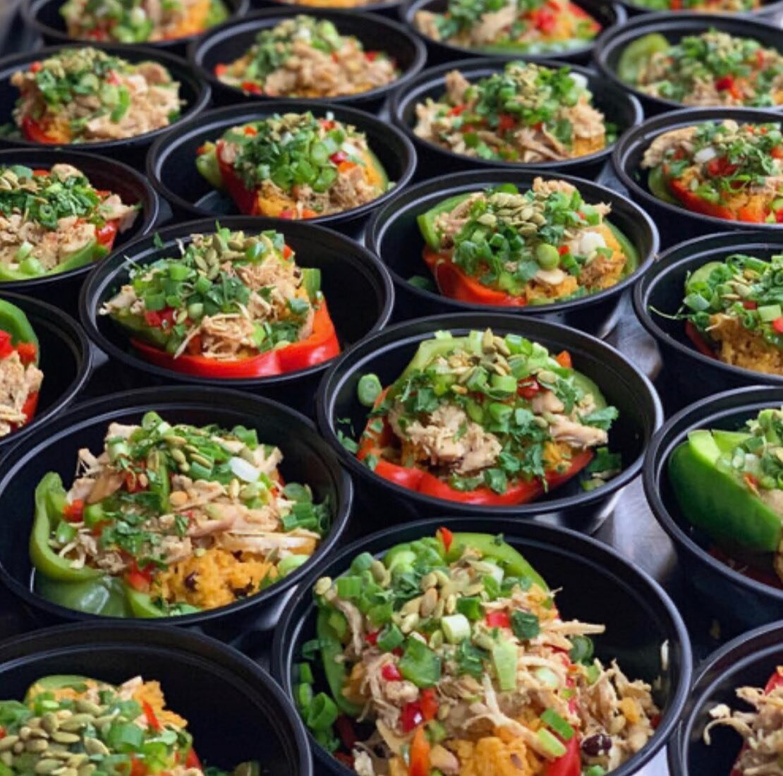 🫑December menu spotlight: Stuffed Peppers! 

Made with pineapple habanero chicken or @buttermeatco picadillo beef over Spanish rice stuffed in a roasted pepper, topped with green onion &amp; pepitas.

&bull;
&bull;
&bull;
&bull;

#mealprep #mealprep