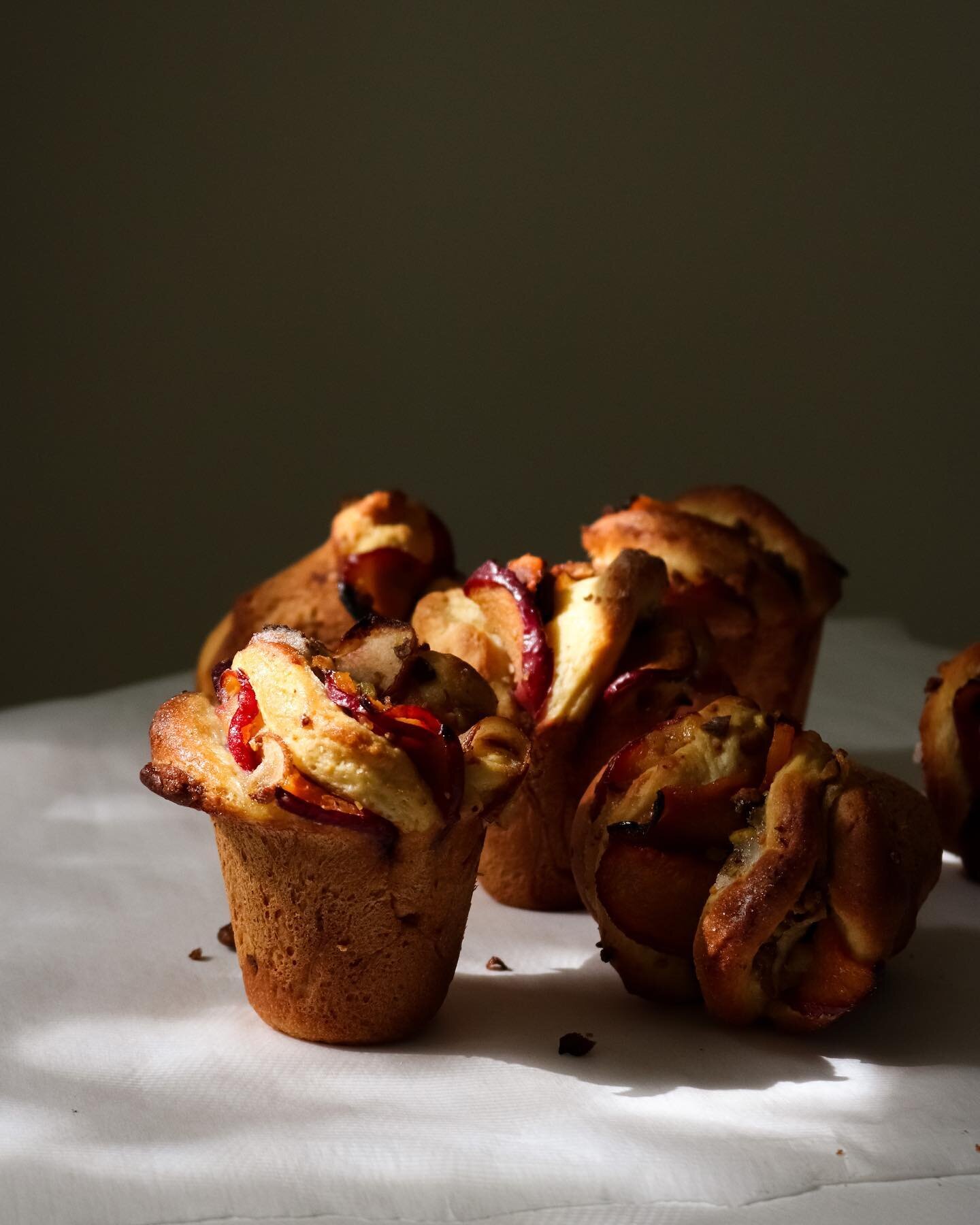 Greedy folk like me take note: popover pans are not just for Yorkshire puddings or their namesake bake!! Massive muffins or pull apart things (not sure what this bread/ bun hybrid really is) abound with them!

Made them a few weeks back, still decidi