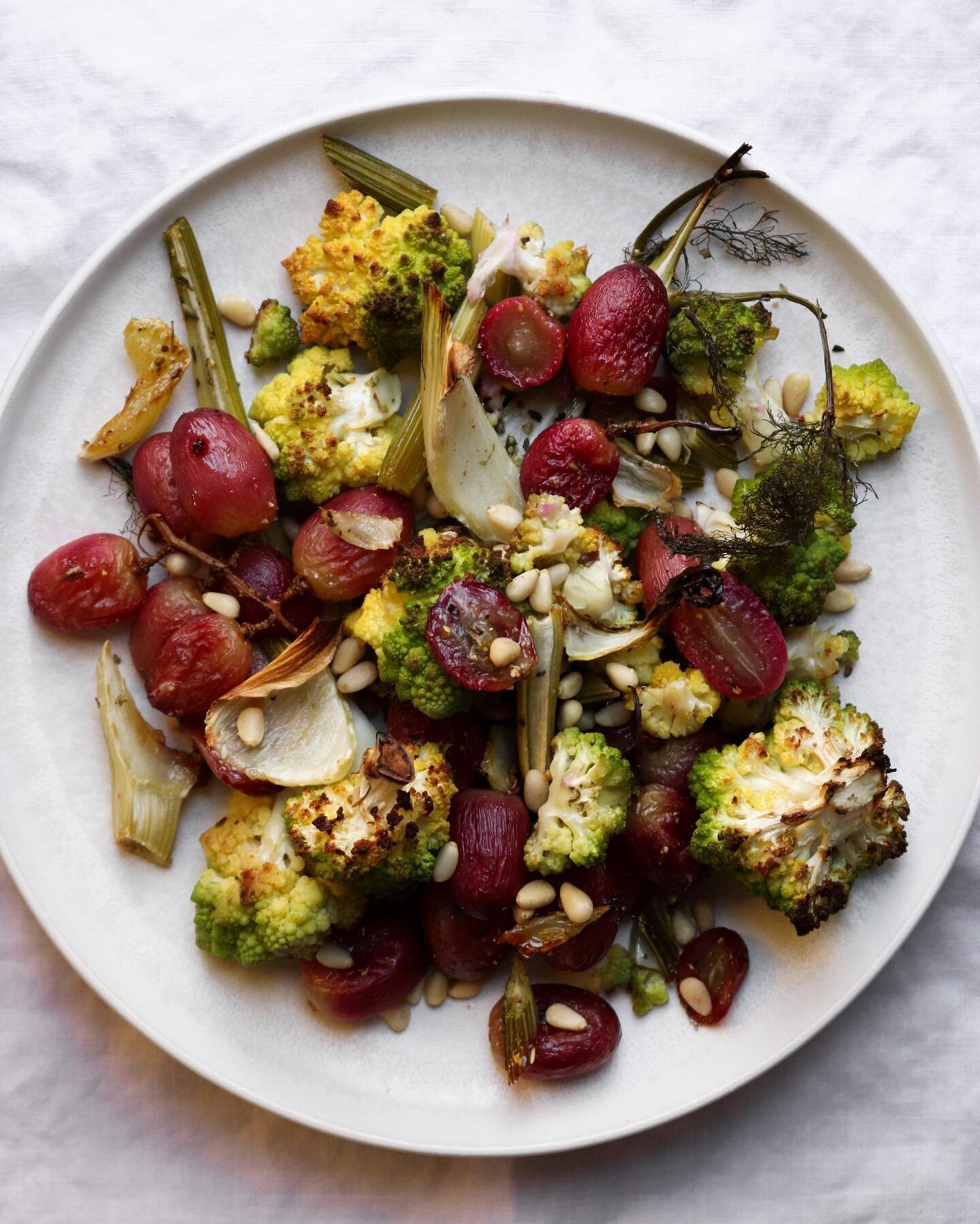 I&rsquo;d call this a salad but it&rsquo;s really not but maybe it is?? Roasted veg + fruit pairing I&rsquo;m now obsessed with: romanesco + red grapes 🥦🍇 saw @fannysinger haul some and she suggested to simply roast romanesco, and I had to try it! 