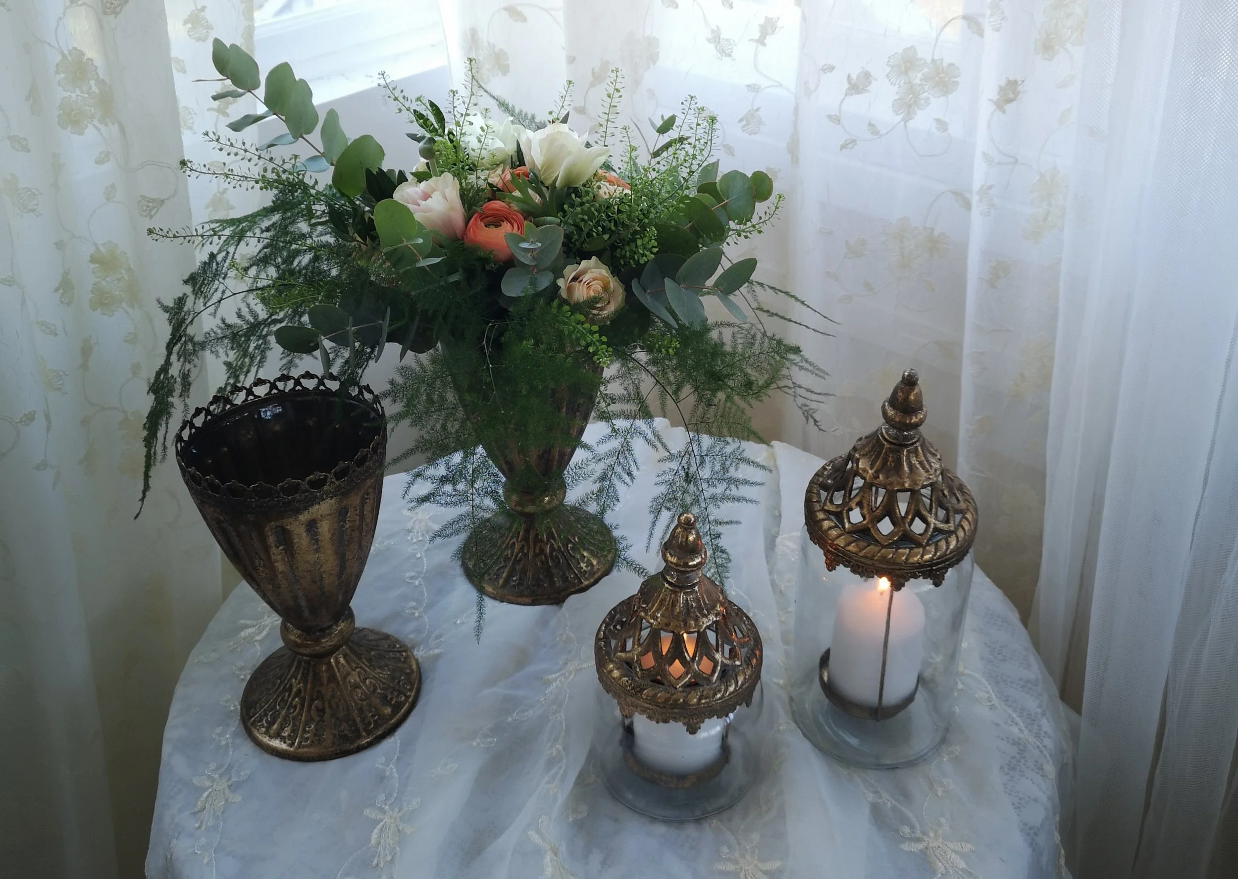 Brun/Guld Hyra Ljuslykta liten 11x21 10kr /styck ( finns 12st ) Hyra Ljuslykta stor 11x28 12kr /styck (finns 12 st ) Alla 24 st i två storlekar 240 kr Hyr högre vas 12,5x23 12kr/st finns 12st
