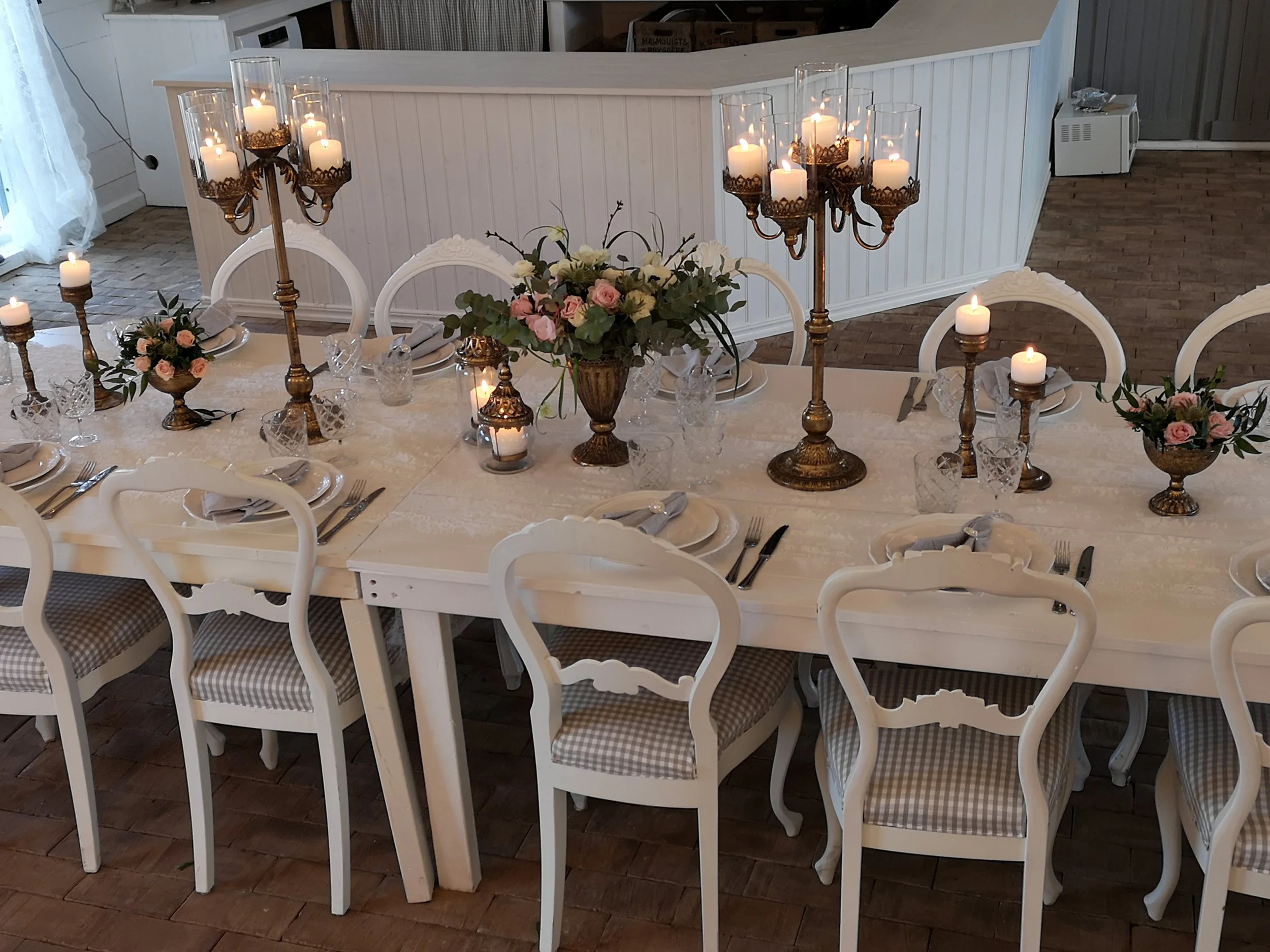Hyr Hög vacker ljusstake ,kan även dekoreras med blommor i mitten då det är lätt att fästa en oasis att trycka i blommor och blad om man vill. 150 kr /styck eller fler än 4 st 100 kr st Finns 8 styck guld & 4 styck silver.
