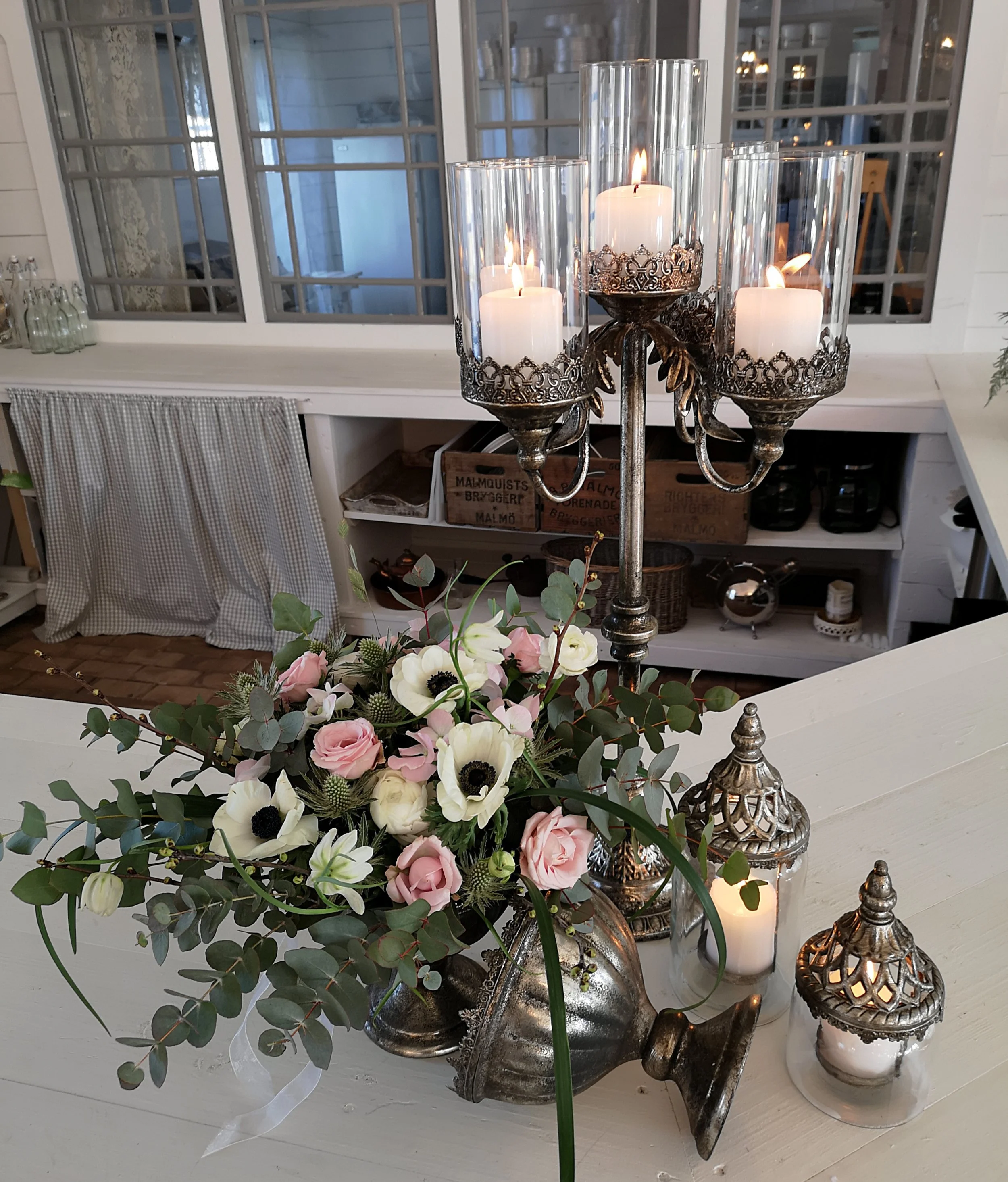 Hyr Hög vacker ljusstake ,kan även dekoreras med blommor i mitten då det är lätt att fästa en oasis att trycka i blommor och blad om man vill. 150 kr /styck eller fler än 4 st 100 kr st Finns 8 styck guld & 4 styck silver.