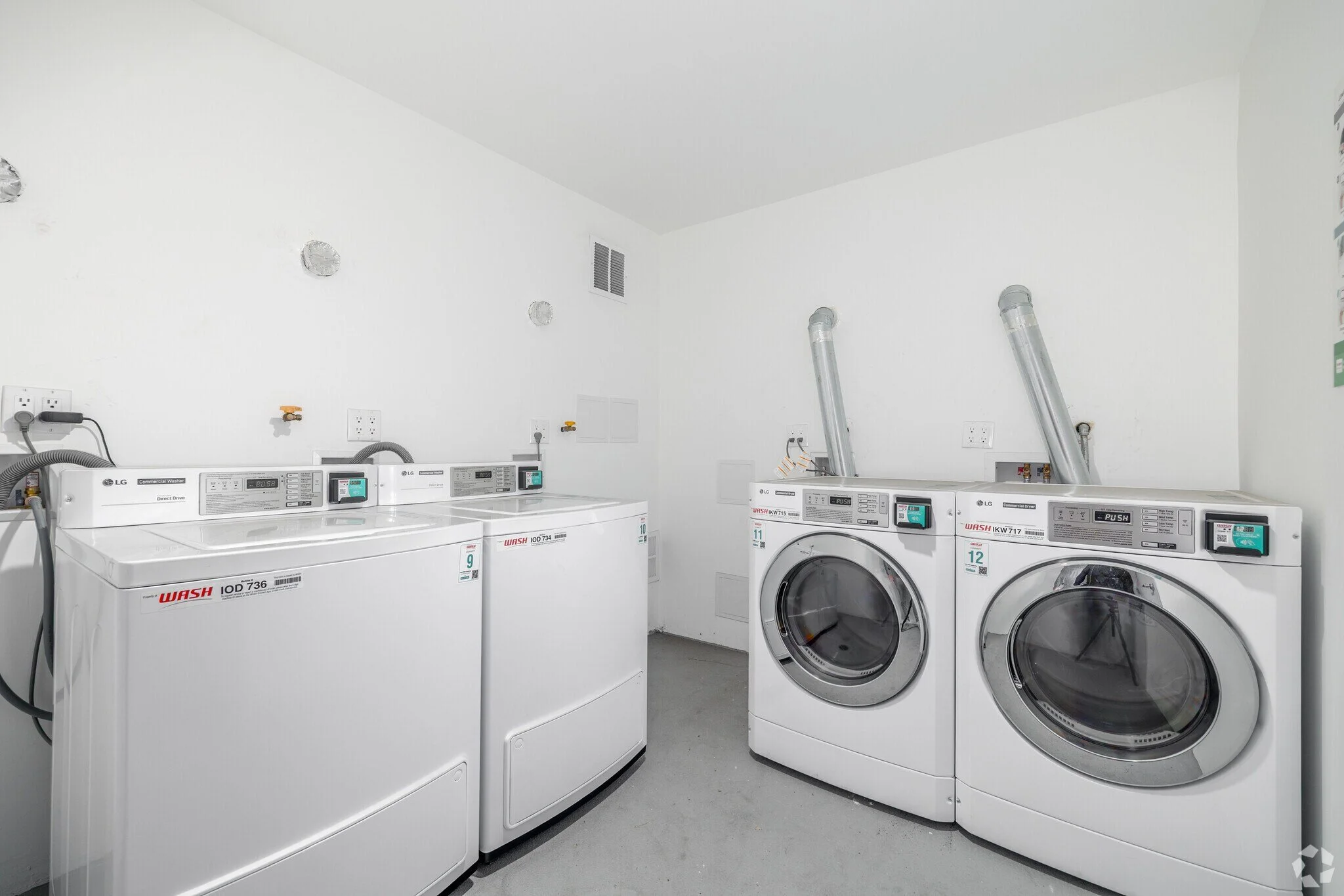 _300 W 60th St 17.jpg