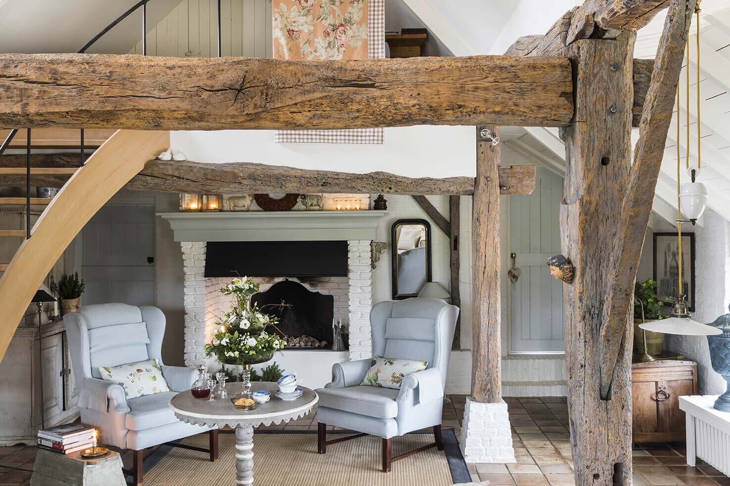 traditional-christmas-farmhouse-living-room2.jpg