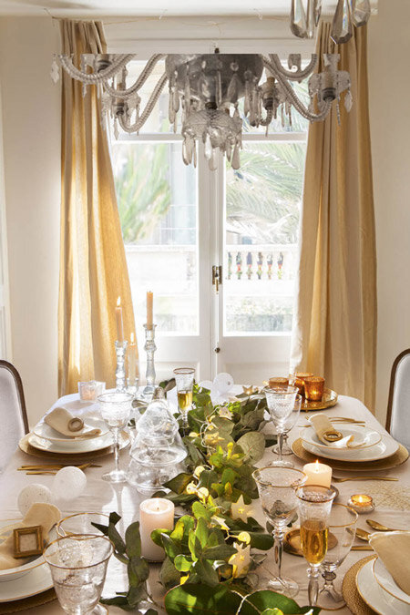 chic-gold-christmas-tablescape.jpg