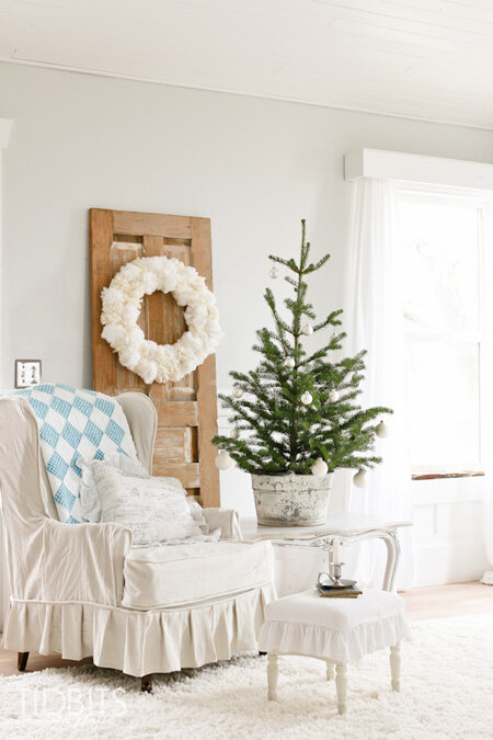 all-white-blue-christmas-living-room.jpg