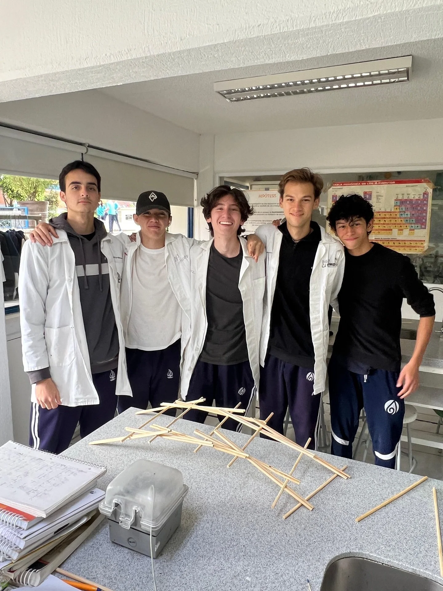En el laboratorio de F&iacute;sica, nuestros alumnos pusieron a prueba sus conocimientos sobre la Primera y Segunda Condici&oacute;n de Equilibrio, construyendo nada menos que el famoso Puente de Leonardo Da Vinci. 🌉

El reto: lograr que su estructu