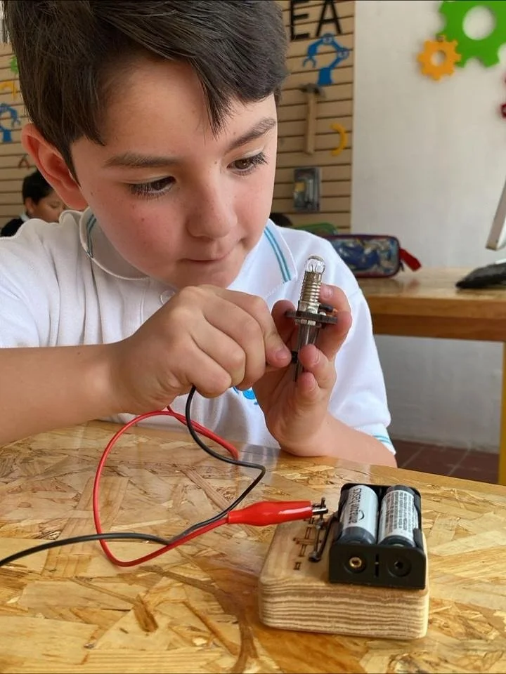 En nuestro sal&oacute;n STEAM, la curiosidad se transforma en movimiento.

Nuestros alumnos de 2&ordm; de Secundaria construyeron garras mec&aacute;nicas, explorando principios de ingenier&iacute;a, f&iacute;sica y dise&ntilde;o. 

Mientras tanto, lo