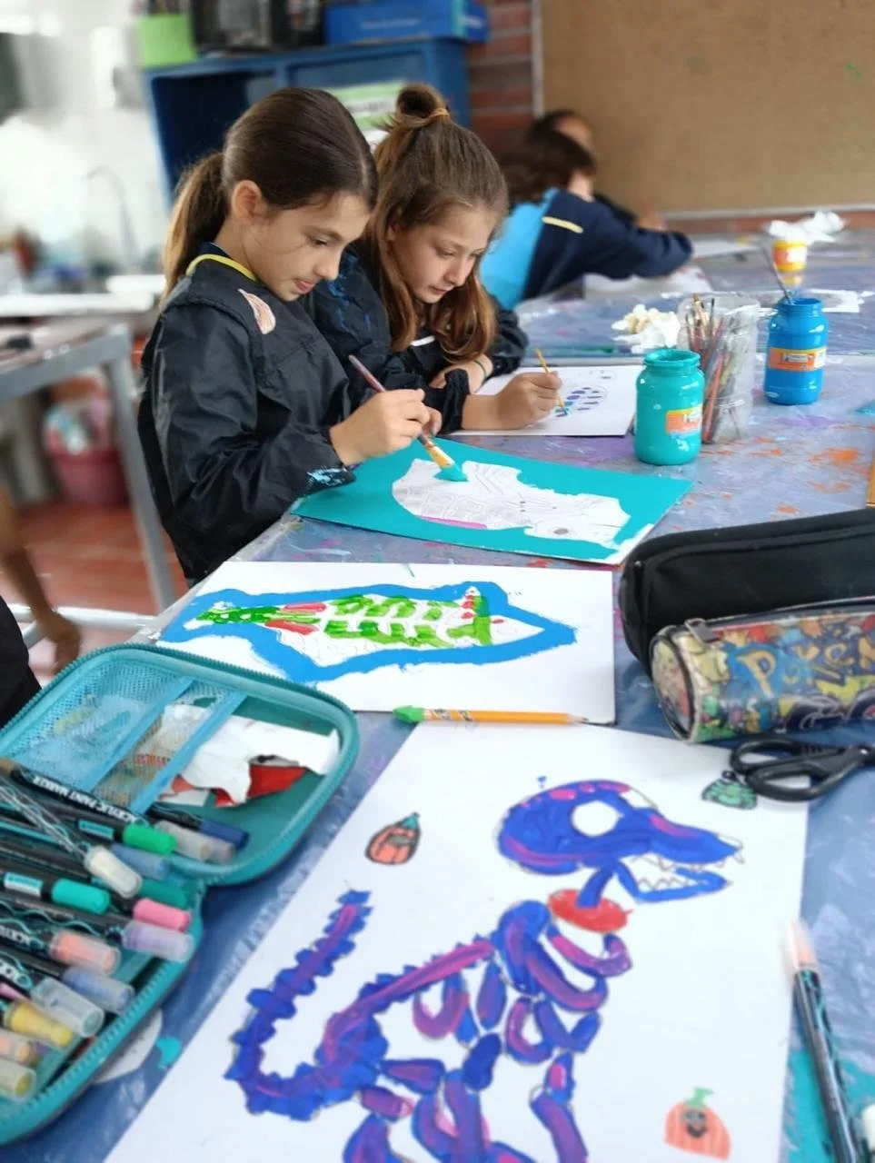 EL ARTE: UN LENGUAJE QUE TRANSFORMA 🖌️✨🎨

En clase de arte, nuestros alumnos no solo pintan o moldean, aprenden a mirar el mundo con otros ojos 👀 

A trav&eacute;s de los colores, las formas y la imaginaci&oacute;n, desarrollan habilidades esencia