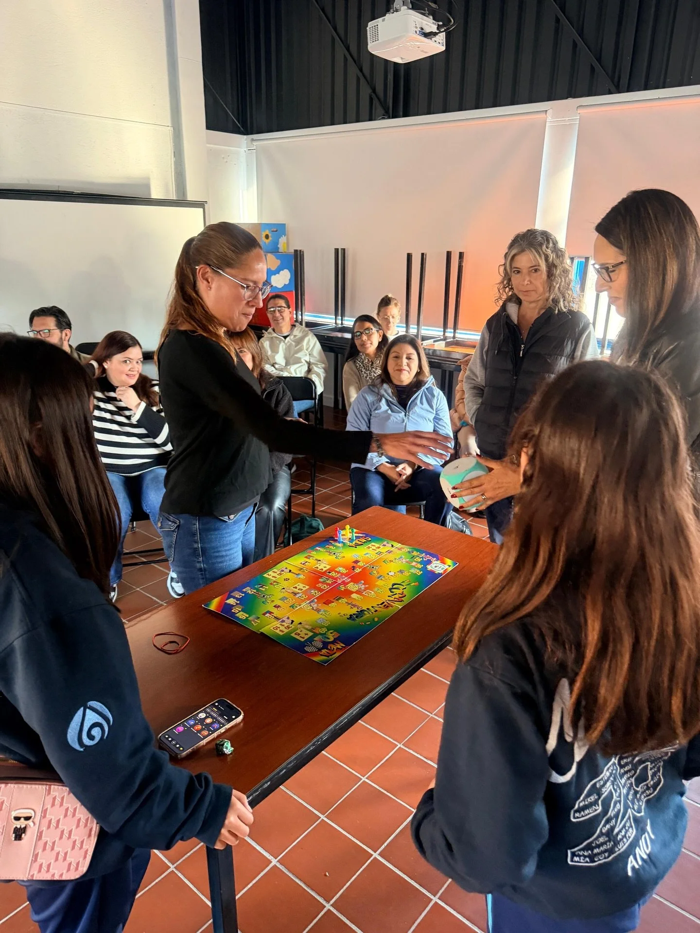 Hoy se llev&oacute; a cabo el cierre del Taller de Educaci&oacute;n Sexual con la participaci&oacute;n de mam&aacute;s y pap&aacute;s. A trav&eacute;s de una din&aacute;mica participativa y de juego, las familias pudieron conocer y observar la manera