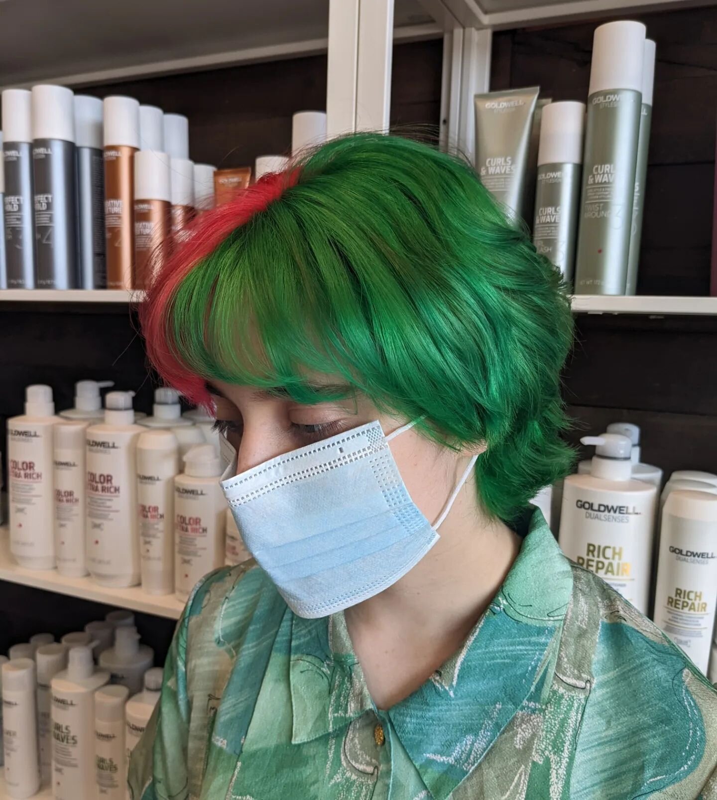 Watermelon split by Katy @hairbykatygray 🍉
.
.
.
#creativecolor #splitdye #splithair #greenhair #pinkhair #joicocolorintensity #baltimorehair #baltimoresalon #baltimorehairstylist