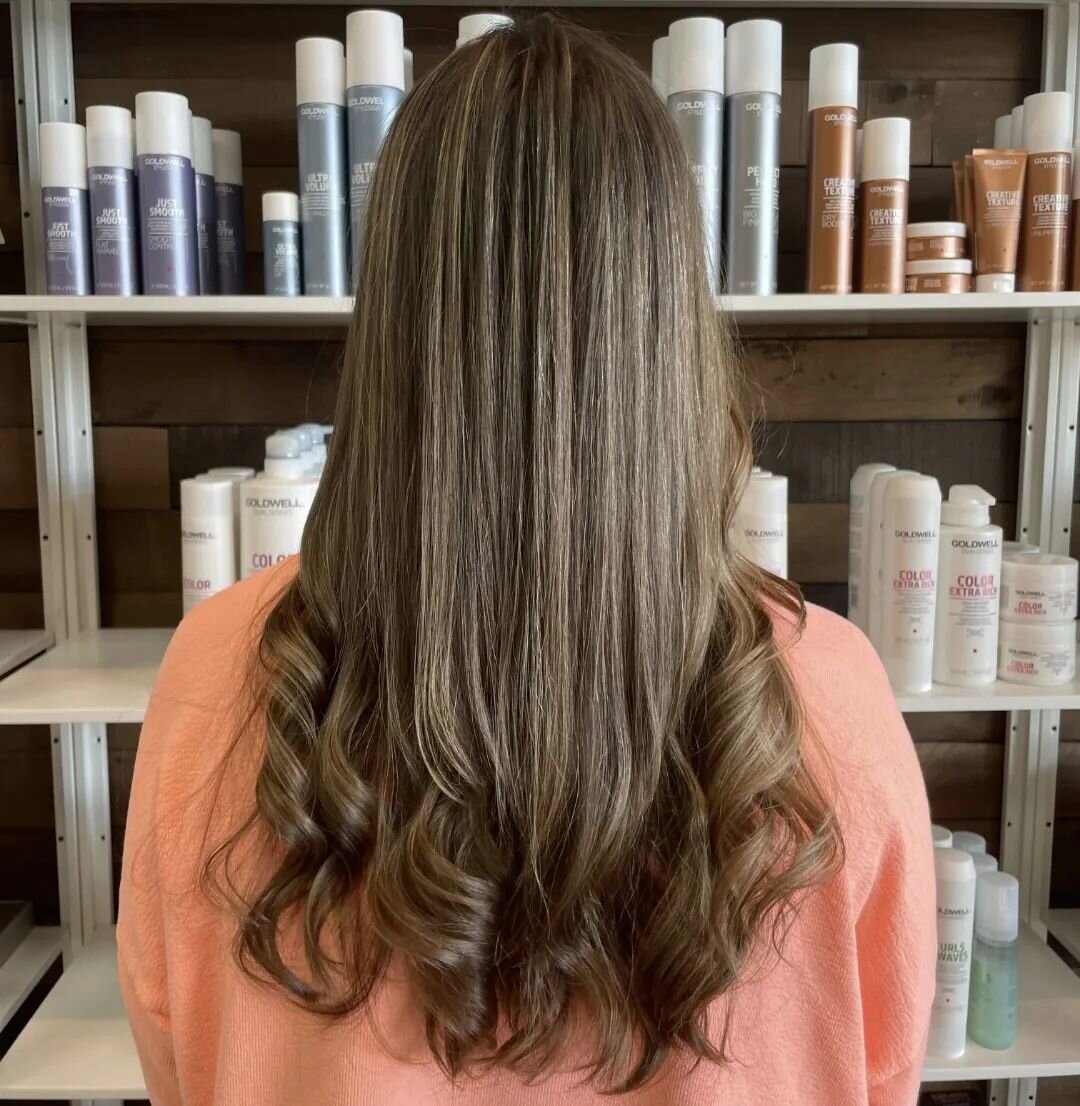 We love some beautiful subtle highlights by Nikki @nikki.moniquehairart 
.
.
.
#highlights #subtlehighlights #brunettesdoitbetter #goldwell #goldwellapprovedus #baltimorehair #baltimoresalon #baltimorehairstylist