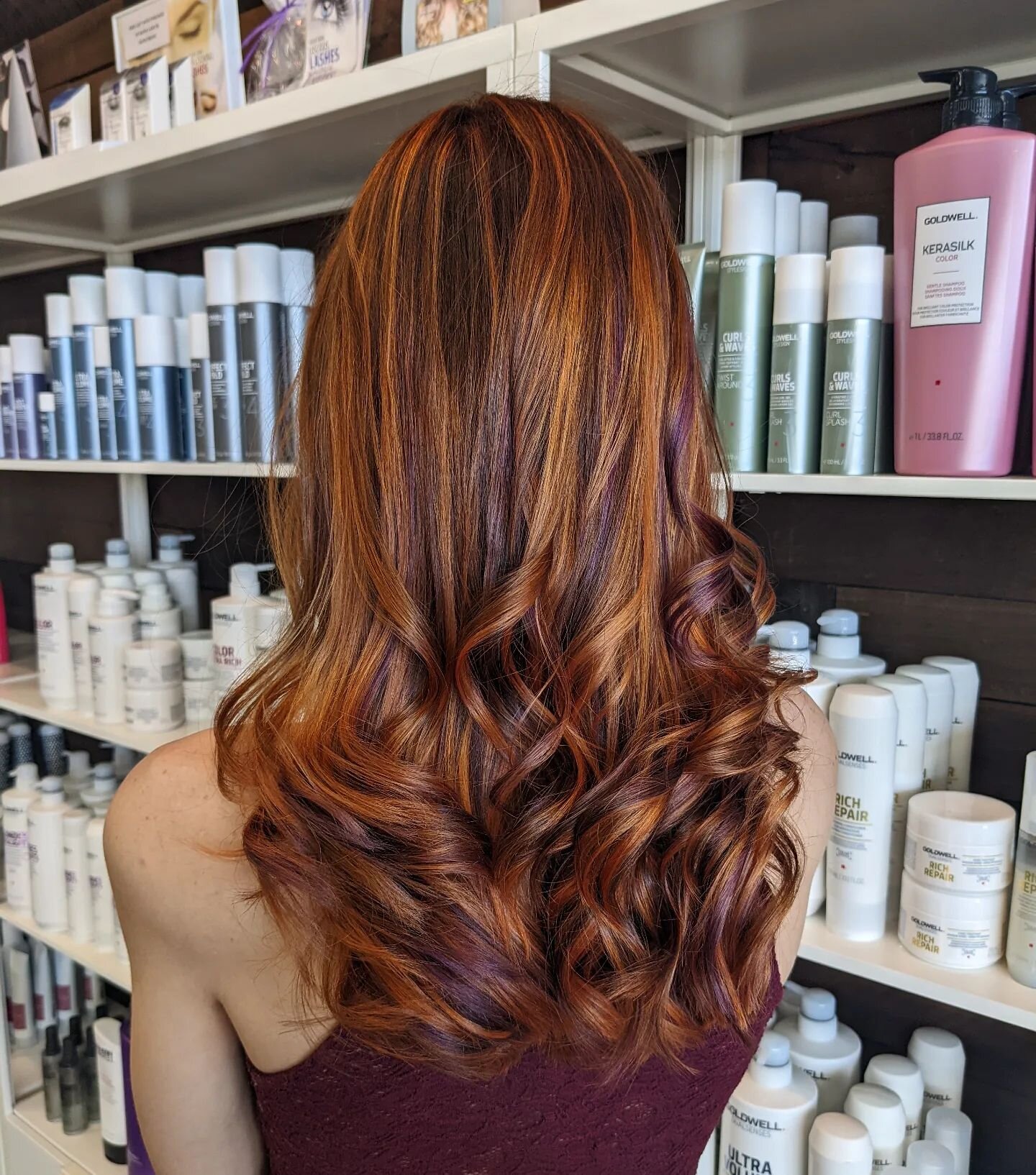 It's never too early for fall colored hair! We love our coppers! 🍂🧡 Color by Katy @hairbykatygray 
.
.
.
#goldwell #goldwellcolor #goldwellapprovedus #copperhair #fallhair #fallvibes #purplelowlights #balayage #baltimorehair #baltimoresalon #baltim