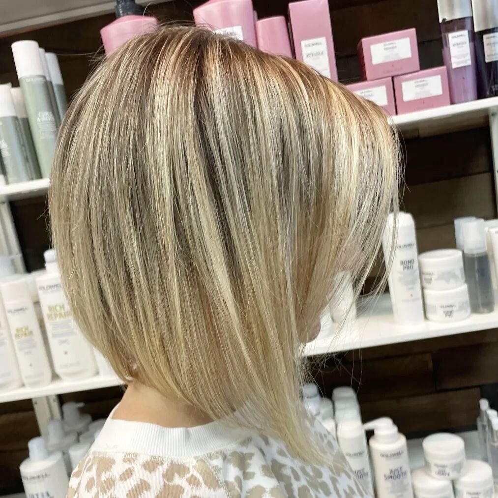 Look how crisp this bob is! 🤩
Great job Nikki @nikki.moniquehairart 
.
.
.
#angledbob #bobhaircut #blondehair #blondebob #goldwell #precisioncut #baltimorehair #baltimoresalon #baltimorehairstylist