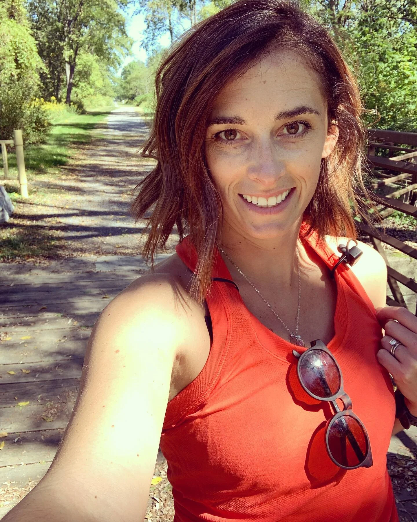Traded in my greys for some (Rose) gold highlights! Thanks @kenzierae_hair Don&rsquo;t worry, I took these miles nice and slow so I didn&rsquo;t sweat too much 🤣
.
Today was the perfect fall day in the perfect fall park! This &ldquo;trail&rdquo; rem