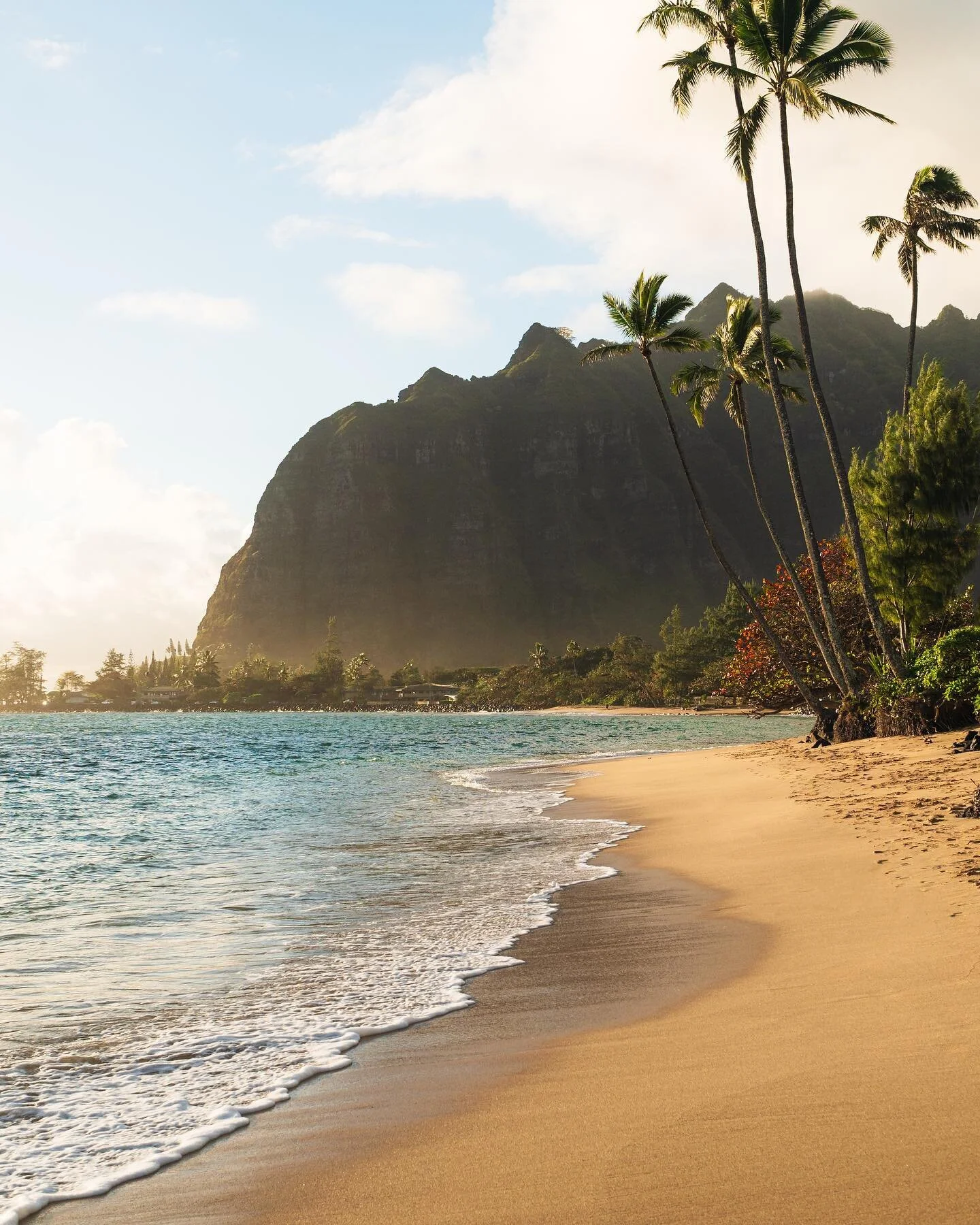 Caught this epic sunrise at one of my favorite spots! It's amazing how the conditions at this spot can change throughout the day, yet the view never fails to amaze me

#hawaiimagazine #nakedhawaii #beautifuldestinations #hawaii #amongthewild #earthfo