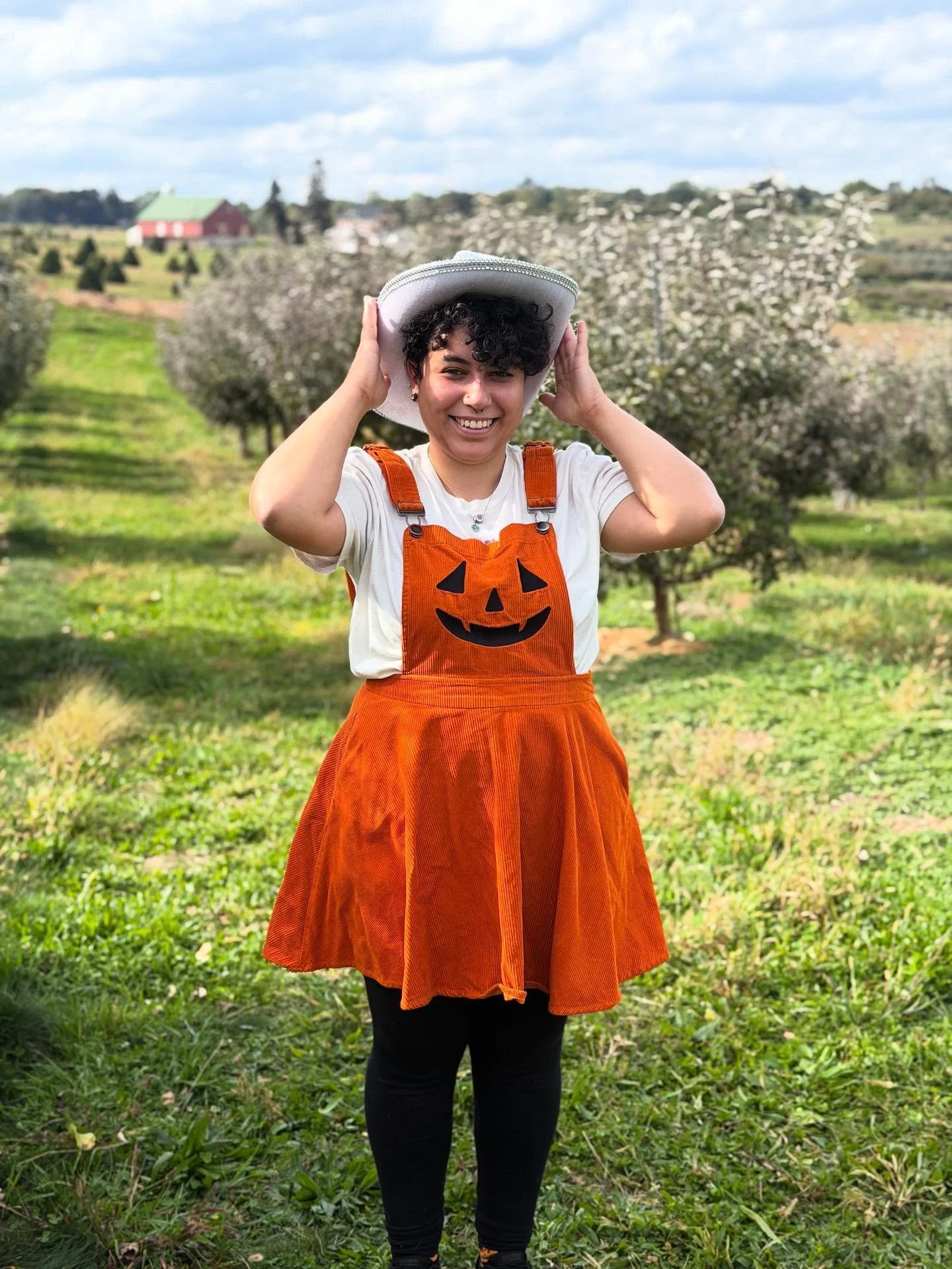 The pumpkin jumper is out once again for this fall season 🎃

Shoutout @jeremyduenas for this spooktacular shot 👻

#fall #fallthings #pumpkinpicking #apple #pumpkin #disneygram