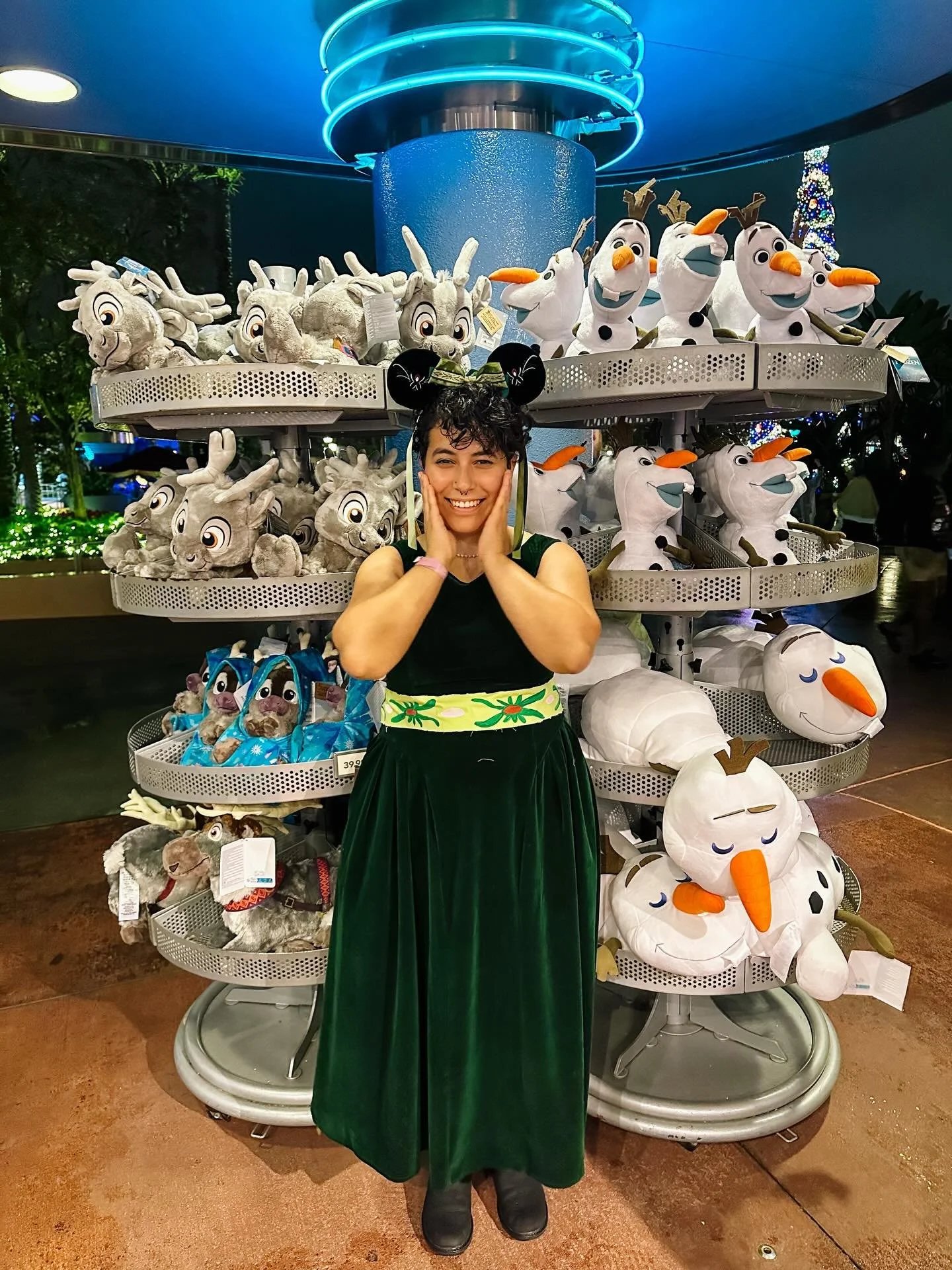 &lsquo;Twas a cold and rainy Jollywood Nights but that didn&rsquo;t stop Princess Anna from celebrating under the stars✨

#disney #jollywoodnights #disneyparks #disneygram #hollywoodstudiosdisney