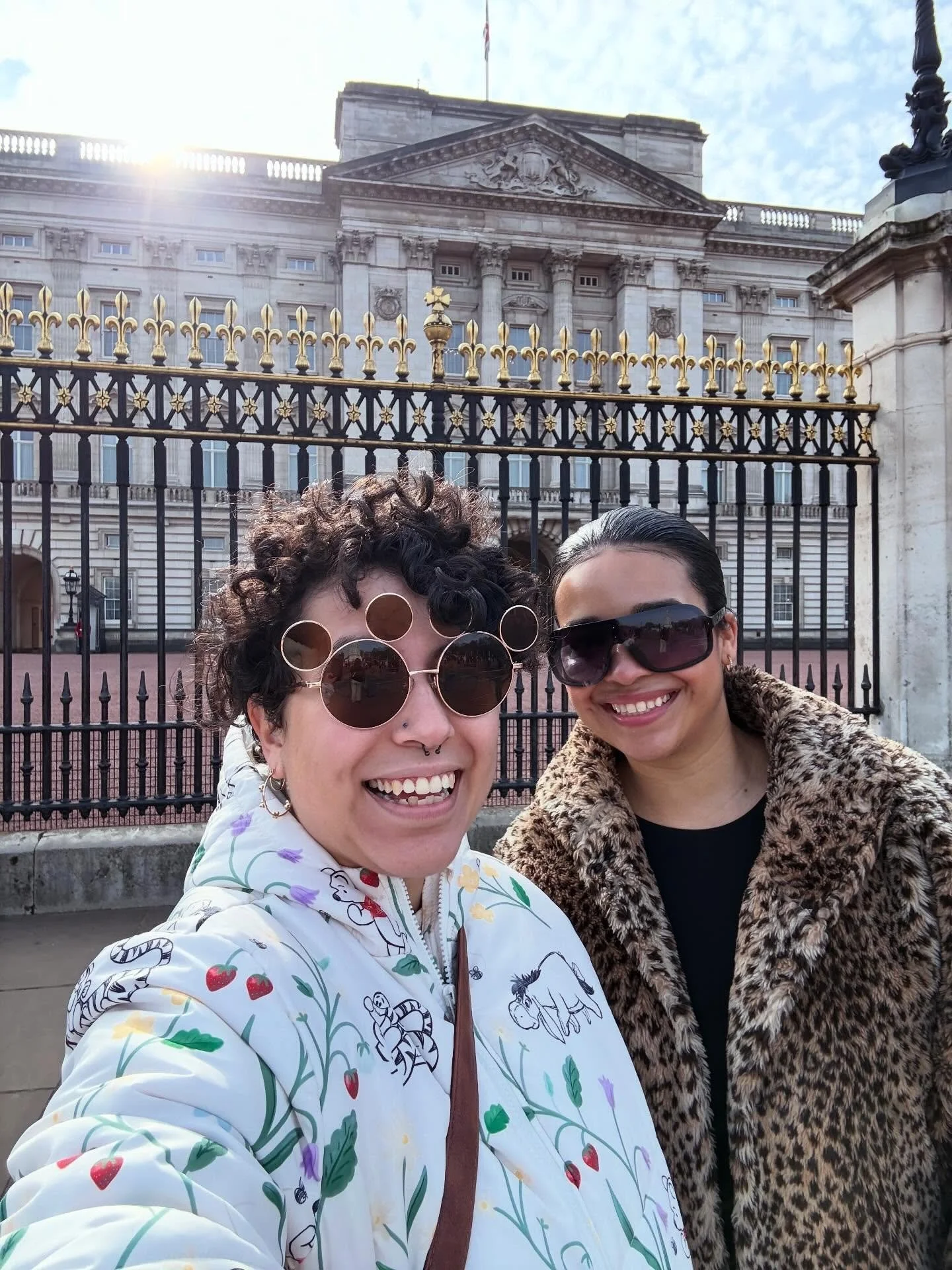 I can&rsquo;t believe we&rsquo;re at Hogwarts!!

I was geeking coming here primarily because of how big of a fan I am of the show The Crown

#thecrownnetflix #buckinghampalace #unitedkingdom #london #travel