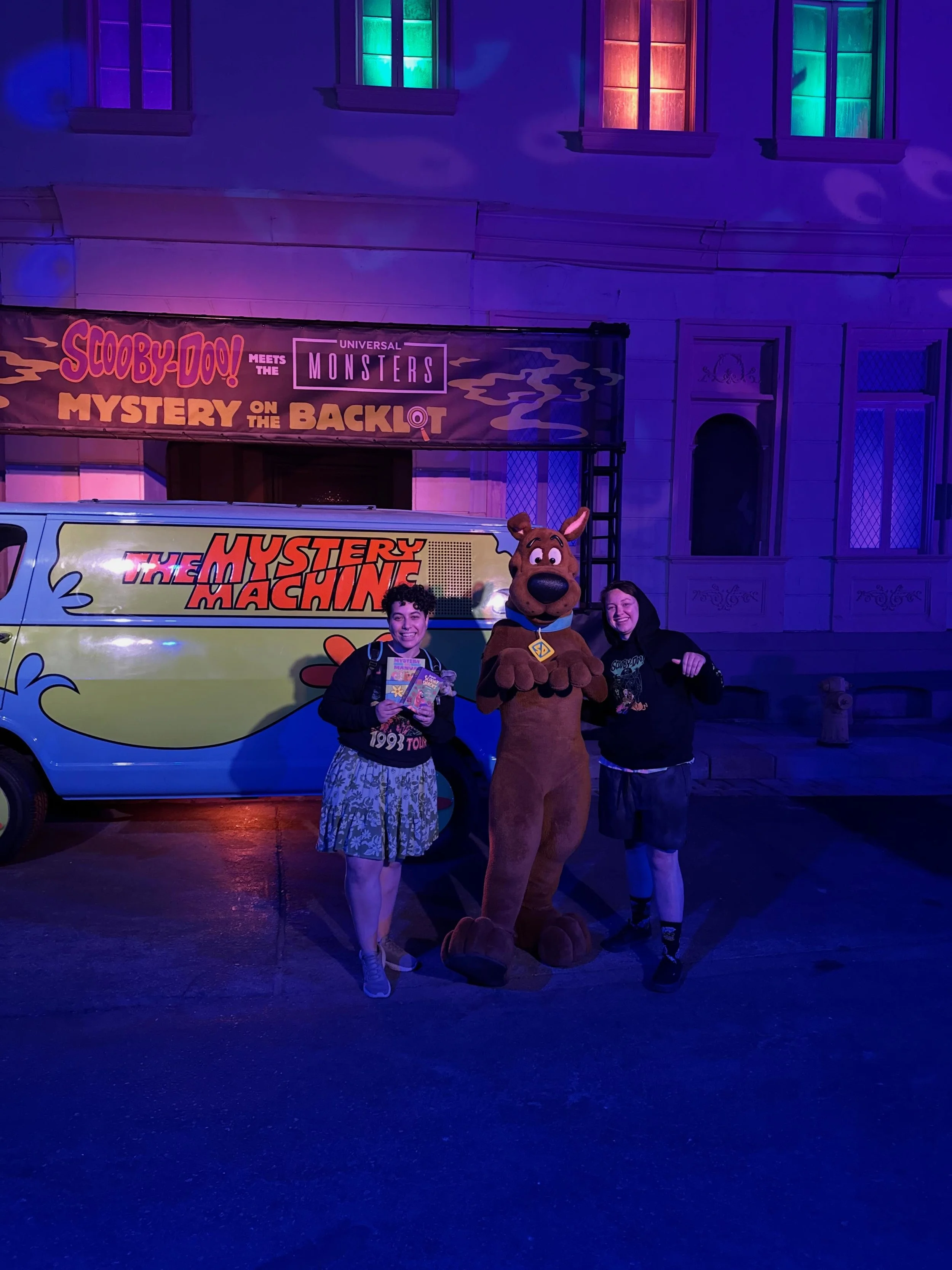 Scooby Doo Meets Universal Monsters! 

Probably our favorite part of Universal Hollywood Fan Fest! 

Located on the studio tour, we were able to walk around and solve a mystery! We got to meet all of the gang and several of the universal monsters. Wa