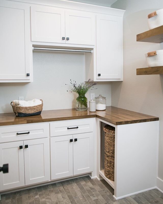 We love when a space is both beautiful and functional! Especially, when it makes doing laundry more fun 🧺 Come check out the rest of the #oakgroveparade home tonight from 5-8!
📸: @brandi.burkett
&bull;
&bull;
&bull;
#tylerbuilders #tylerparadeofhom