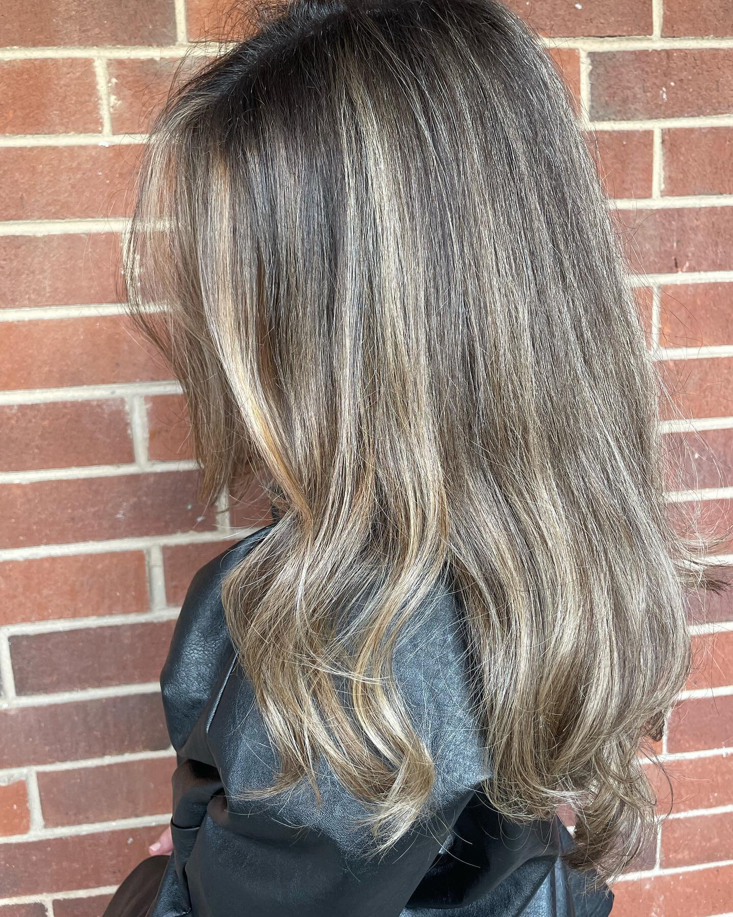 Calling this look &ldquo;bouncy bronde&rdquo; 😊
#HBK #HairByKimberlyKoster #brondehair #brondebalayage #brunettebalayage