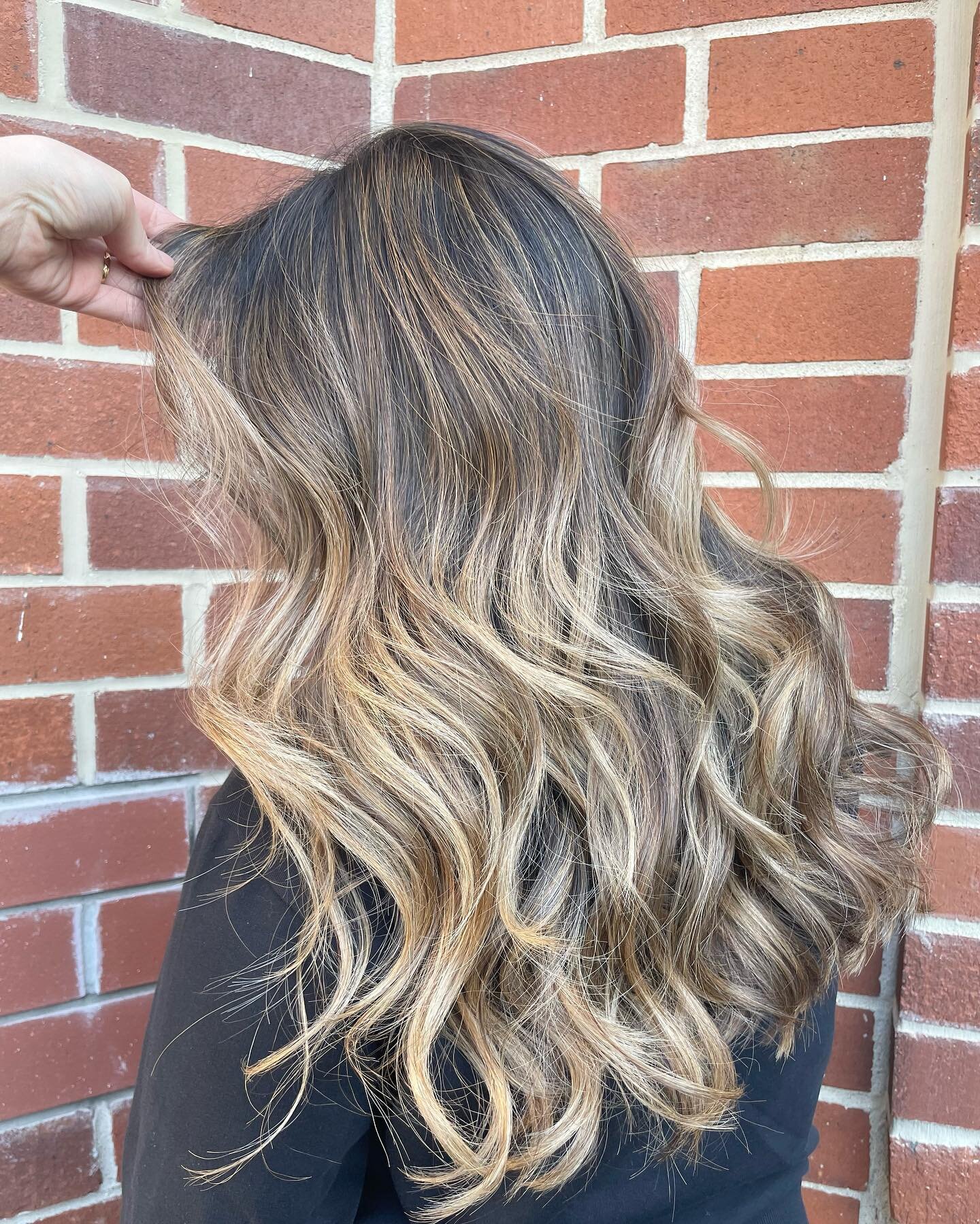 I did a complete overhaul on a new client last week. She walked in with 4in of dark outgrowth and previously lightened heavy highlights. It had been a while since she last got her hair done. Our goal was a blend of light and dark. I started with feat