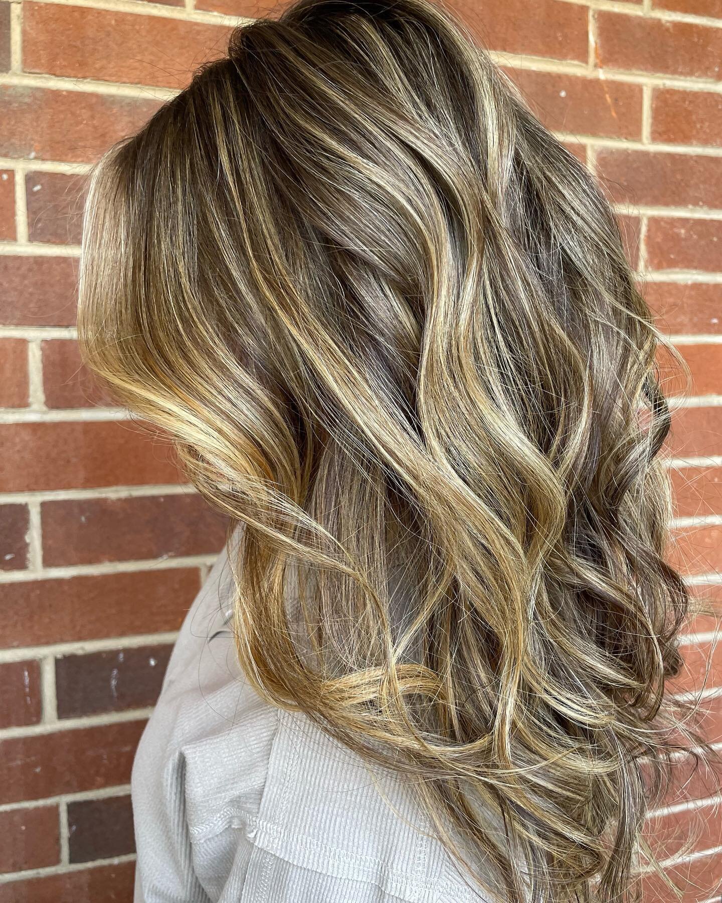 Gradually brightening up my client Makenzie for the first time ever! 👏🏼👏🏼 This was her second session with me. 🙂
#HBK #HairByKimberlyKoster #longhair #brondehair #springhair #schwarzkopf #schwarzkopfprofessional